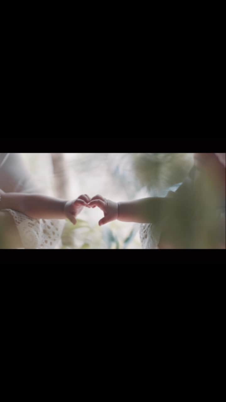 のインスタグラム：「こんなにも私たちをしあわせで満たしてくれてありがとう…🕊  毎日一つ一つ出来ることが増え、成長が見え、どんな瞬間も愛おしく、かわいくって、この小さな身体を抱きしめられる日々も、きっとほんの一瞬のことのように感じるのかなと思うとこの時間は本当にかけがえのない大切な大切なじかんなんだと感じます//  ずっと"今のかぞくの形"をムービーとして残したいなと思っていて、今回は雰囲気が好きだったのと、映像が美しく感動した @noren.ange さんに撮影して頂きました。  スケジュールを組んでいる時からも一緒に楽しみにしてくださったり、何よりスタッフの皆様たちがとっても明るくて、HAPPYで、最初から最後まで笑顔の絶えないたのしいじかんを過ごすことができました🌱  いつもみている息子のリラックスした表情から、今まで見たことのない新しい表情、そしてにっこにこのお顔も収めることができたのは、そんなあたたかな空気感を作ってくださったNOREN ANGEのみなさま、一緒に作ってくれたみなさまのおかげ✨  (今回のせた動画は旦那さんと息子のお顔があまり映らないようしているものになりますが、実際はお顔が入ったもう少し長いものを編集頂いてます📽そちらも素敵すぎてもう自宅では何度も繰り返しみんなで見ています。初めて見た時の感動も忘れられない！私たちの宝物です！)  あまりに綺麗な仕上がりだったので、"ニューボーン撮影のときにもお願いをしたかったなぁ"と思いながら…😌これからの成長や、大切な瞬間にはまた是非撮影して頂きたいな。  子どもが大きくなったときにこの映像を一緒に見返せることも将来のたのしみ//  #norenange #baby #movie #family #mizukifamily_ #0歳 #男の子ベビー #男の子ママ #赤ちゃんのいる生活 #家族 #家族の時間」