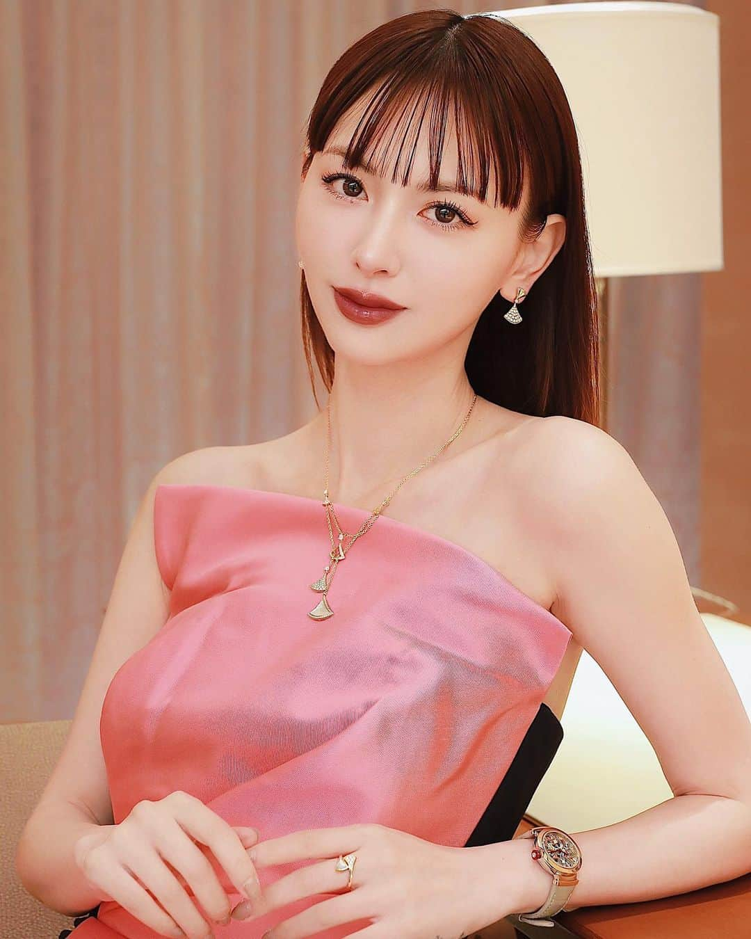 鈴木えみのインスタグラム：「@Bulgari ブルガリが本日7/22にGINZA SIXにNew open👏🏻広々としたエレガントな空間...✨ ㅤㅤㅤ わたしが私物でも持っている、扇型モチーフが特徴的な「Diva's Dream」コレクションは、ローマにあるカラカラ浴場遺跡を彩るモザイク画から着想を得て、ジョイフルでグラマラスな、そして究極のイタリアン・フェミニニティを表現したジュエリーコレクション。 ㅤㅤㅤ #Bulgari #BulgariJewelry #DivasDream #GinzaSix」