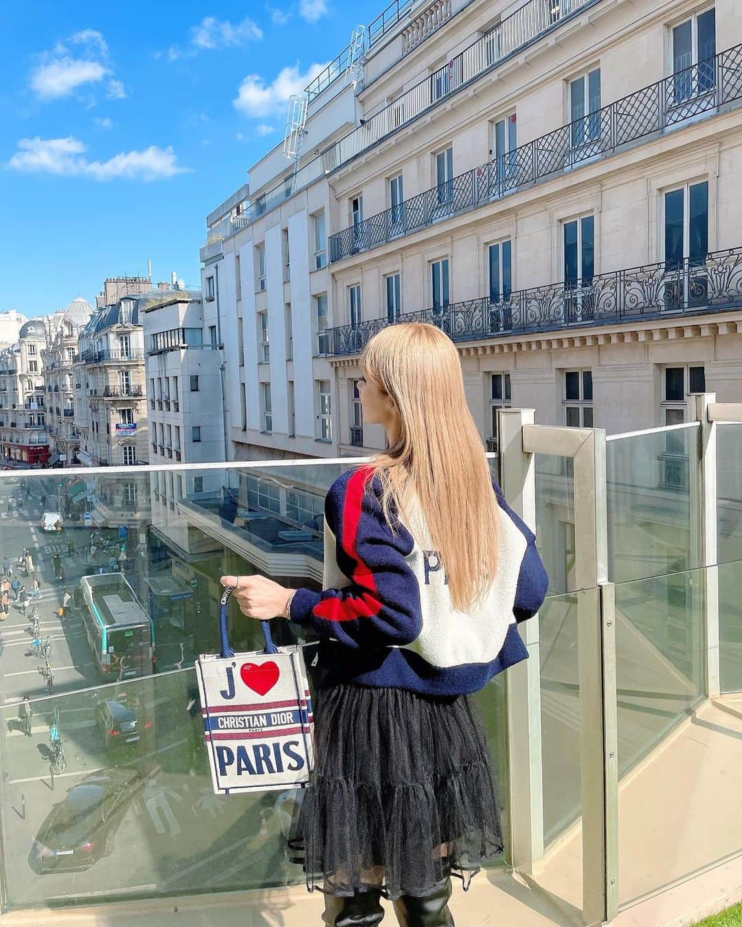 MIRIさんのインスタグラム写真 - (MIRIInstagram)「パリの思い出まだまだあるん🥳  最後はきているジャケットが娘さんとお揃いで声をかけていただいたディオラーの素敵なご家族💕 お母様とはこのブーツも持っているわ💕とDIORの話でキャピキャピ盛り上がり記念写真まで撮りました😘  街を歩いていても👍とか褒めてくれる人沢山いてすごくオシャレが楽しい街🇫🇷  また落ち着いたらたっぷり行くぞ💕💕  #paris #dior #invitation  #plazaathenee  #trip #hotel  #galerieslafayette  #🇫🇷 #海外 #旅行  #france #fashion #fashionweek  #ディオール #招待 #フランス #パリ #ファッションウィーク  #ファッション #パリコレ #dinner #🍽 #お散歩 #alldior #観光 #パリ旅行」7月22日 16時47分 - miri.o3