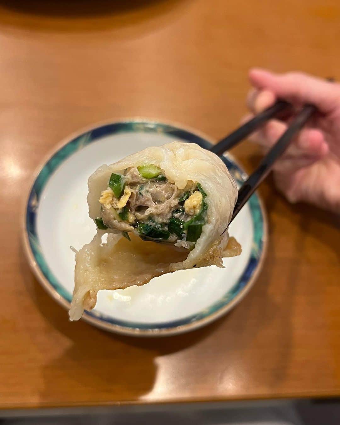 あこさんのインスタグラム写真 - (あこInstagram)「春香園さんの餃子🥟 蒲田にあるお店でずっと行ってみたかったお店！ 海老入り焼き ...