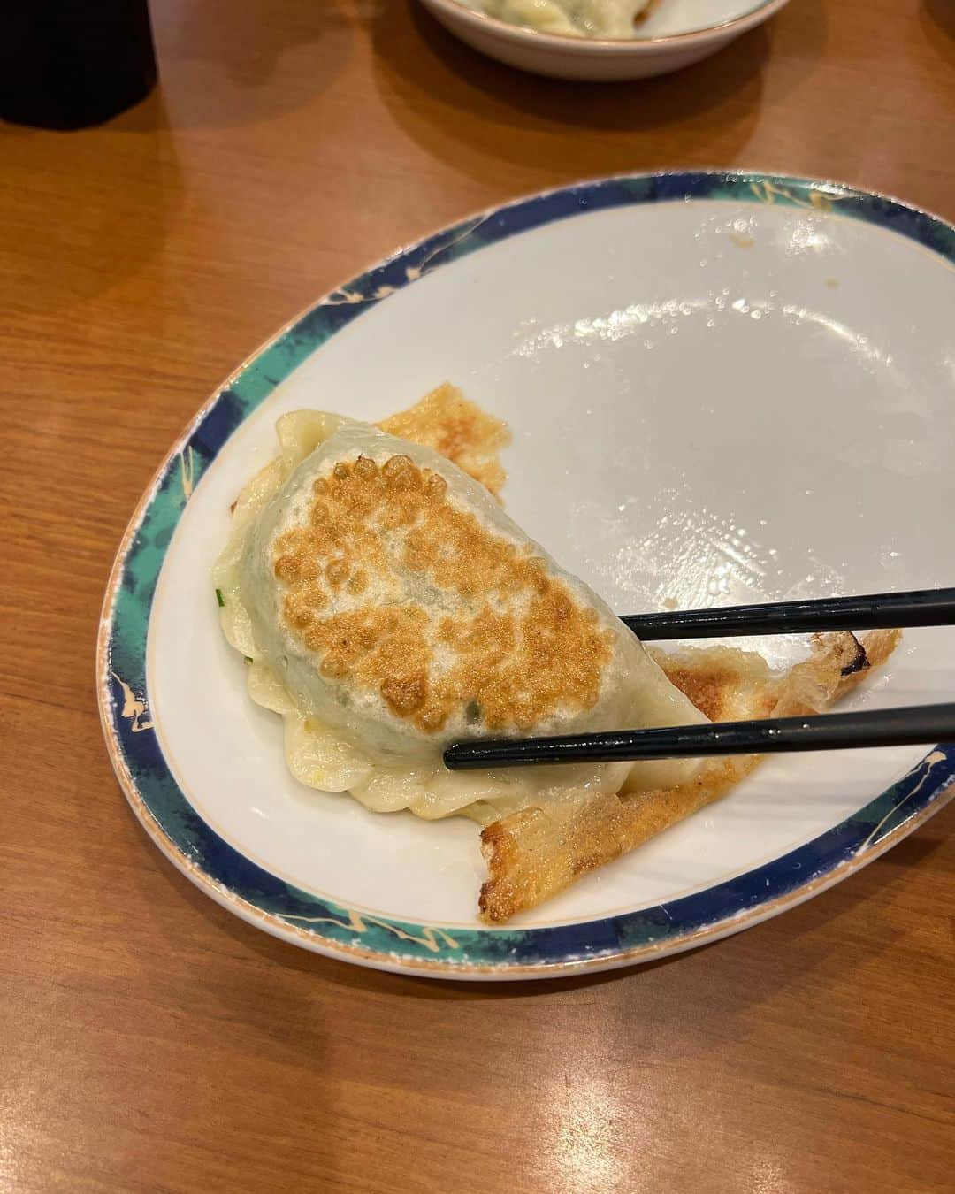 あこさんのインスタグラム写真 - (あこInstagram)「春香園さんの餃子🥟 蒲田にあるお店でずっと行ってみたかったお店！ 海老入り焼き餃子、ニラ海老入り餃子、水餃子、焼き餃子、五目炒飯！ 餃子の大きさがハンパじゃない😂皮は肉厚でもちもち！中の餡もぎっしりで食べ応え満点！みんながランチを頼むなか私たちだけ餃子を頼んでいました🥟笑 五目炒飯もすごい美味しくて結構量もあるのに605円という安さ！ #餃子 #炒飯 #春香園 #蒲田グルメ #大食い #双子 #はらぺこツインズ #大食い女子 #먹방 #대식가 #먹팔  #먹스타그램 #大胃王 #モッパン #ความตะกละ #Ham ăn #Gula」7月22日 16時47分 - harapeko__ako