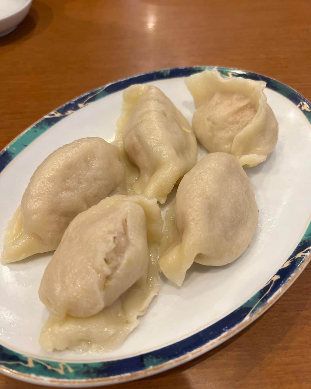 あこさんのインスタグラム写真 - (あこInstagram)「春香園さんの餃子🥟 蒲田にあるお店でずっと行ってみたかったお店！ 海老入り焼き餃子、ニラ海老入り餃子、水餃子、焼き餃子、五目炒飯！ 餃子の大きさがハンパじゃない😂皮は肉厚でもちもち！中の餡もぎっしりで食べ応え満点！みんながランチを頼むなか私たちだけ餃子を頼んでいました🥟笑 五目炒飯もすごい美味しくて結構量もあるのに605円という安さ！ #餃子 #炒飯 #春香園 #蒲田グルメ #大食い #双子 #はらぺこツインズ #大食い女子 #먹방 #대식가 #먹팔  #먹스타그램 #大胃王 #モッパン #ความตะกละ #Ham ăn #Gula」7月22日 16時47分 - harapeko__ako