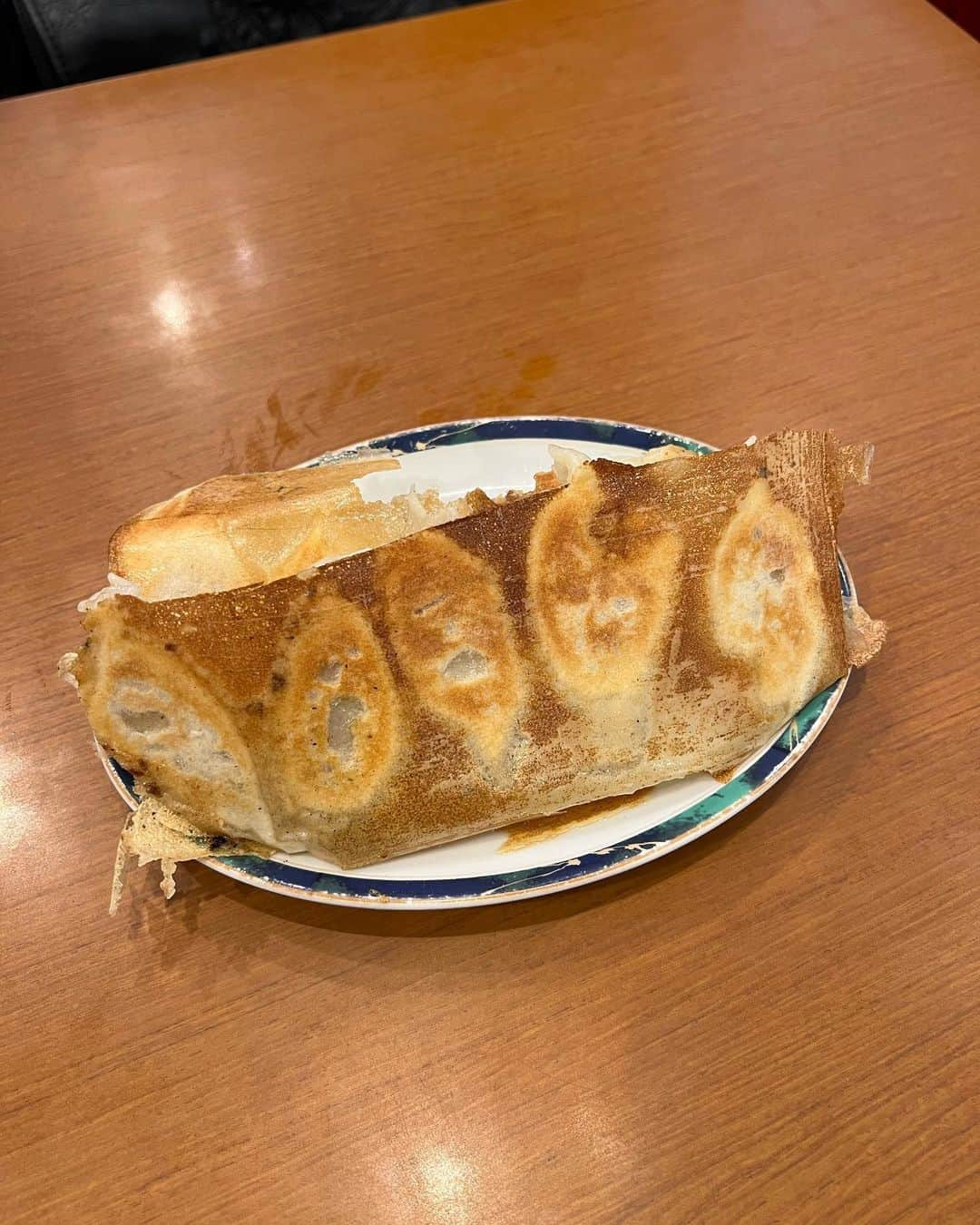 あこさんのインスタグラム写真 - (あこInstagram)「春香園さんの餃子🥟 蒲田にあるお店でずっと行ってみたかったお店！ 海老入り焼き餃子、ニラ海老入り餃子、水餃子、焼き餃子、五目炒飯！ 餃子の大きさがハンパじゃない😂皮は肉厚でもちもち！中の餡もぎっしりで食べ応え満点！みんながランチを頼むなか私たちだけ餃子を頼んでいました🥟笑 五目炒飯もすごい美味しくて結構量もあるのに605円という安さ！ #餃子 #炒飯 #春香園 #蒲田グルメ #大食い #双子 #はらぺこツインズ #大食い女子 #먹방 #대식가 #먹팔  #먹스타그램 #大胃王 #モッパン #ความตะกละ #Ham ăn #Gula」7月22日 16時47分 - harapeko__ako