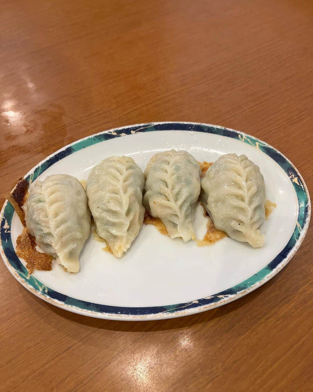 あこさんのインスタグラム写真 - (あこInstagram)「春香園さんの餃子🥟 蒲田にあるお店でずっと行ってみたかったお店！ 海老入り焼き餃子、ニラ海老入り餃子、水餃子、焼き餃子、五目炒飯！ 餃子の大きさがハンパじゃない😂皮は肉厚でもちもち！中の餡もぎっしりで食べ応え満点！みんながランチを頼むなか私たちだけ餃子を頼んでいました🥟笑 五目炒飯もすごい美味しくて結構量もあるのに605円という安さ！ #餃子 #炒飯 #春香園 #蒲田グルメ #大食い #双子 #はらぺこツインズ #大食い女子 #먹방 #대식가 #먹팔  #먹스타그램 #大胃王 #モッパン #ความตะกละ #Ham ăn #Gula」7月22日 16時47分 - harapeko__ako