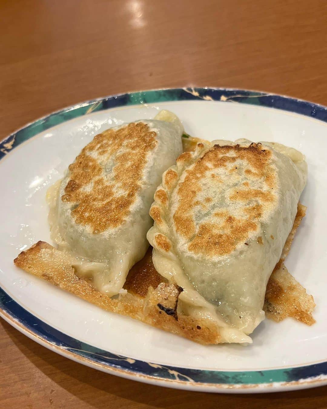 あこさんのインスタグラム写真 - (あこInstagram)「春香園さんの餃子🥟 蒲田にあるお店でずっと行ってみたかったお店！ 海老入り焼き ...