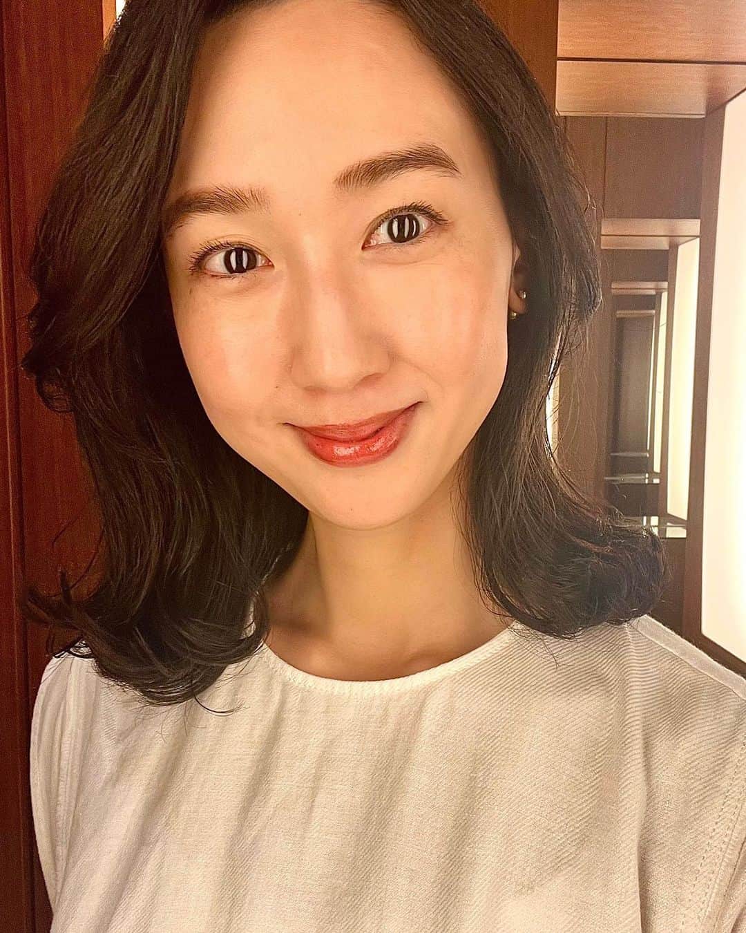 松原汐織さんのインスタグラム写真 - (松原汐織Instagram)「I've been interested in beauty more and more since I came back to Japan. My beautiful friends taught me a lot of beauty tips. I enjoy trying new skincare items. I especially recommend @drunkelephant . It’s easy to use all serums and cream mix like a smoothie.  Also, I have got new undamaged hair @yuumakiiii . Length and colour are a little bit different from before.  Anyway, I want to know about the beauty tips you recommend❤️ ・ ・ 日本に帰ってきてから美容熱上昇🔥(というより、悪阻＆産後のバタバタ期間中は何もできずサボったツケが回ってきて、どうにかせねば！という感じです🥲)  美容通の友達が勧めてくれたものを試すのが楽しくて🤭 好みだったのが @drunkelephant 🐘 ピーリング効果があるセラムなどをクリームと一緒に全部一緒に混ぜて使えるという手軽さが最高！肌がちゅるんと整う感じがします🫶🏻  硬水で傷んで色落ちした髪はGarland表参道 @yuumakiiii さんにカット＆毛先を中心にカラーしていただいて、蘇りました❤️  ヨーロッパに戻ったら、またバタバタの生活が待っているので、スッピン力を向上したいです🫡 色々試したいので、オススメ教えてください〜💕  ——— Outfit Details: Dress @massimodutti  Bag @newbottega  Sandals @hermes  ———  #baby #babygirl #5monthsold #mumofagirl #lovemyfam  #beautytips #drunkelephant  #出産 #海外出産 #女の子ママ  #海外子育て #イギリス子育て #ロンドン子育て  #一時帰国 #スキンケア #ドランクエレファント #美容院 #garland表参道」7月22日 16時47分 - shiori_ma_