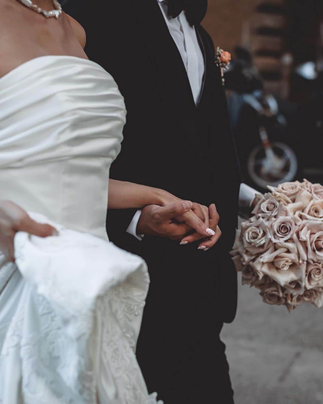 KENNY（吉原健司）さんのインスタグラム写真 - (KENNY（吉原健司）Instagram)「Wedding Photos in Italia 🇮🇹  [オフショット編] オフショットもとても魅力的に撮っていただき感謝。  そして今日7/22は結婚一年記念日でした。みんなに公表してから本当にあっという間の一年。いつも支えてくれるみんなに感謝。側で支えてくれる妻に感謝。  produce by @espousal_wedding_event @watabewedding Photo by @laviefactory  #ワタベウェディング  #watabewedding #ESPOUSAL  #エスポーザル #laviefactory #ラヴィファクトリー」7月22日 18時00分 - kenny_yoshihara