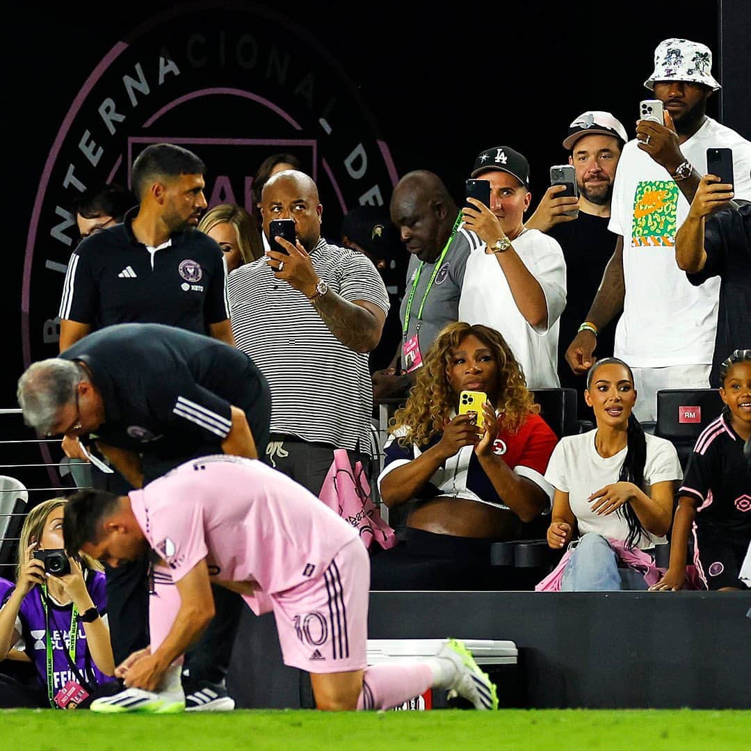 WTA（女子テニス協会）のインスタグラム：「When you know a thing or two about iconic entrances 🚶‍♀️👉  @serenawilliams 🤳 @leomessi   #Messi」