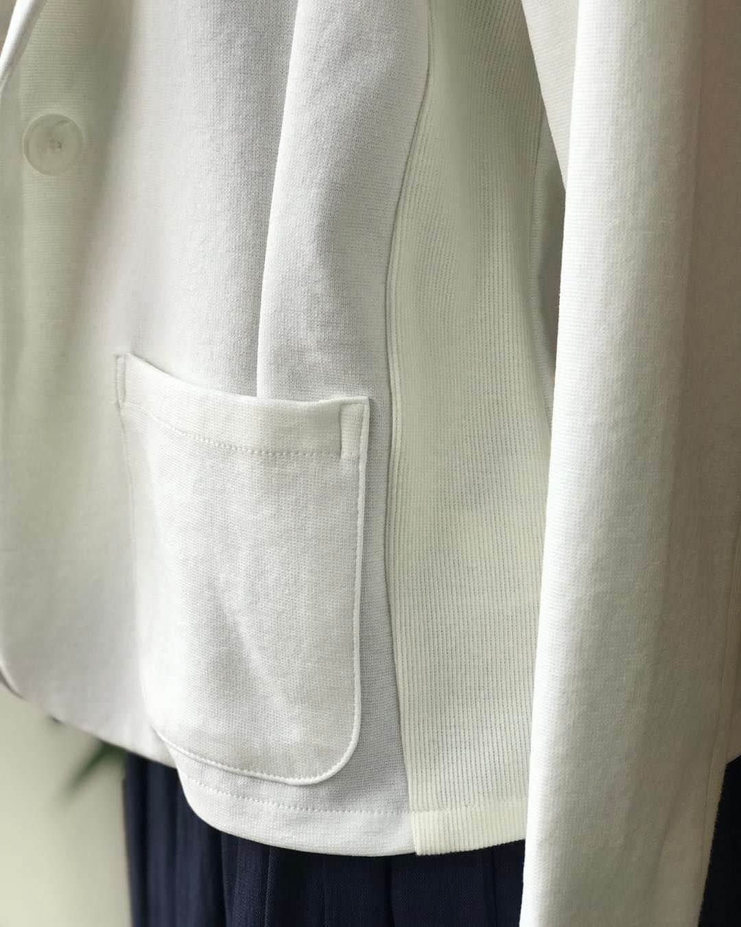 M2companyさんのインスタグラム写真 - (M2companyInstagram)「コンパクトなジャケットは しっかりストレッチが効いているので 着心地は　抜群！  更に　サイドと袖には リブが使ってあるので 着たまま、お仕事や運転も大丈夫。  すっきりとしたデザインで オンにも　オフにも　ぴったりです。  サイズ　／   1 ,  2  カラー　／  オフ、 ベージュ、 ネイビー、 ブラック  【BASE】 https://pareatsu.base.ec  #pareatsu #パレアッツ #m2company #エムツーカンパニー #2023SS #ジャケット #ジャケットコーデ #ストレッチジャケット #おしゃれさんと繋がりたい  #ciao_varano」7月22日 17時01分 - pareatsu_official