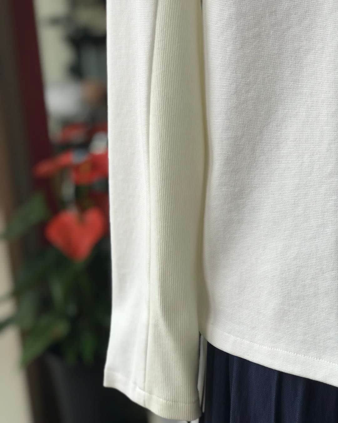 M2companyさんのインスタグラム写真 - (M2companyInstagram)「コンパクトなジャケットは しっかりストレッチが効いているので 着心地は　抜群！  更に　サイドと袖には リブが使ってあるので 着たまま、お仕事や運転も大丈夫。  すっきりとしたデザインで オンにも　オフにも　ぴったりです。  サイズ　／   1 ,  2  カラー　／  オフ、 ベージュ、 ネイビー、 ブラック  【BASE】 https://pareatsu.base.ec  #pareatsu #パレアッツ #m2company #エムツーカンパニー #2023SS #ジャケット #ジャケットコーデ #ストレッチジャケット #おしゃれさんと繋がりたい  #ciao_varano」7月22日 17時01分 - pareatsu_official