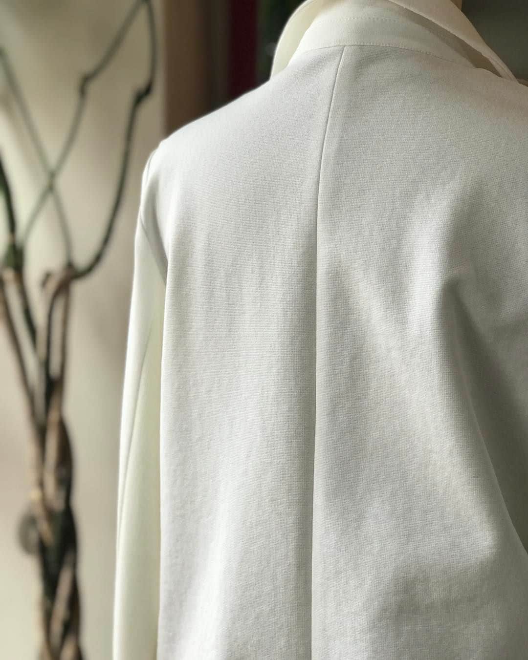 M2companyさんのインスタグラム写真 - (M2companyInstagram)「コンパクトなジャケットは しっかりストレッチが効いているので 着心地は　抜群！  更に　サイドと袖には リブが使ってあるので 着たまま、お仕事や運転も大丈夫。  すっきりとしたデザインで オンにも　オフにも　ぴったりです。  サイズ　／   1 ,  2  カラー　／  オフ、 ベージュ、 ネイビー、 ブラック  【BASE】 https://pareatsu.base.ec  #pareatsu #パレアッツ #m2company #エムツーカンパニー #2023SS #ジャケット #ジャケットコーデ #ストレッチジャケット #おしゃれさんと繋がりたい  #ciao_varano」7月22日 17時01分 - pareatsu_official