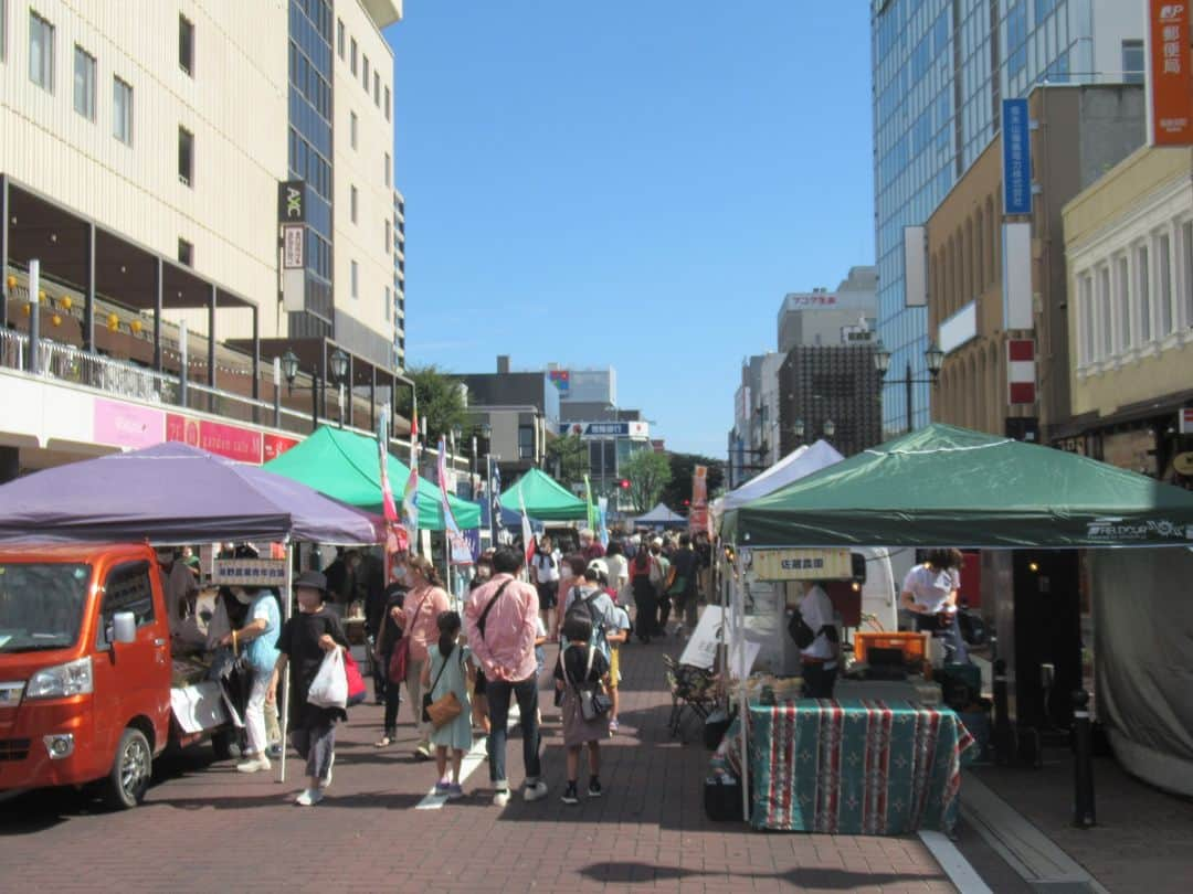 福島県さんのインスタグラム写真 - (福島県Instagram)「【軽トラ市開催！（福島市）】  JR福島駅東口の駅前通りで行われる「福島駅前軽トラ市」は、軽トラの荷台で新鮮な野菜や果物、地元の特産品を使った加工品などを販売するマルシェです。2020年に初開催し、それ以降毎回多くの人が来場し、にぎわっています。  生産者から直接商品を購入できるので、おすすめや特徴など、普段は聞けないようなお話を聞けるのもうれしいですね。キッチンカーのブースでは、福島市の農産物を使ったオリジナルメニューを味わえます。  ぜひ軽トラ市で福島市の農産物の魅力を堪能してみてくださいね。  #福島駅前軽トラ市 #軽トラ市 #福島市 #県北地方 #福島県 #fukushimacity #fukushima #RealizeFukushima #NotADreamFukushima #ひとつひとつ実現するふくしま」7月22日 17時00分 - realize_fukushima