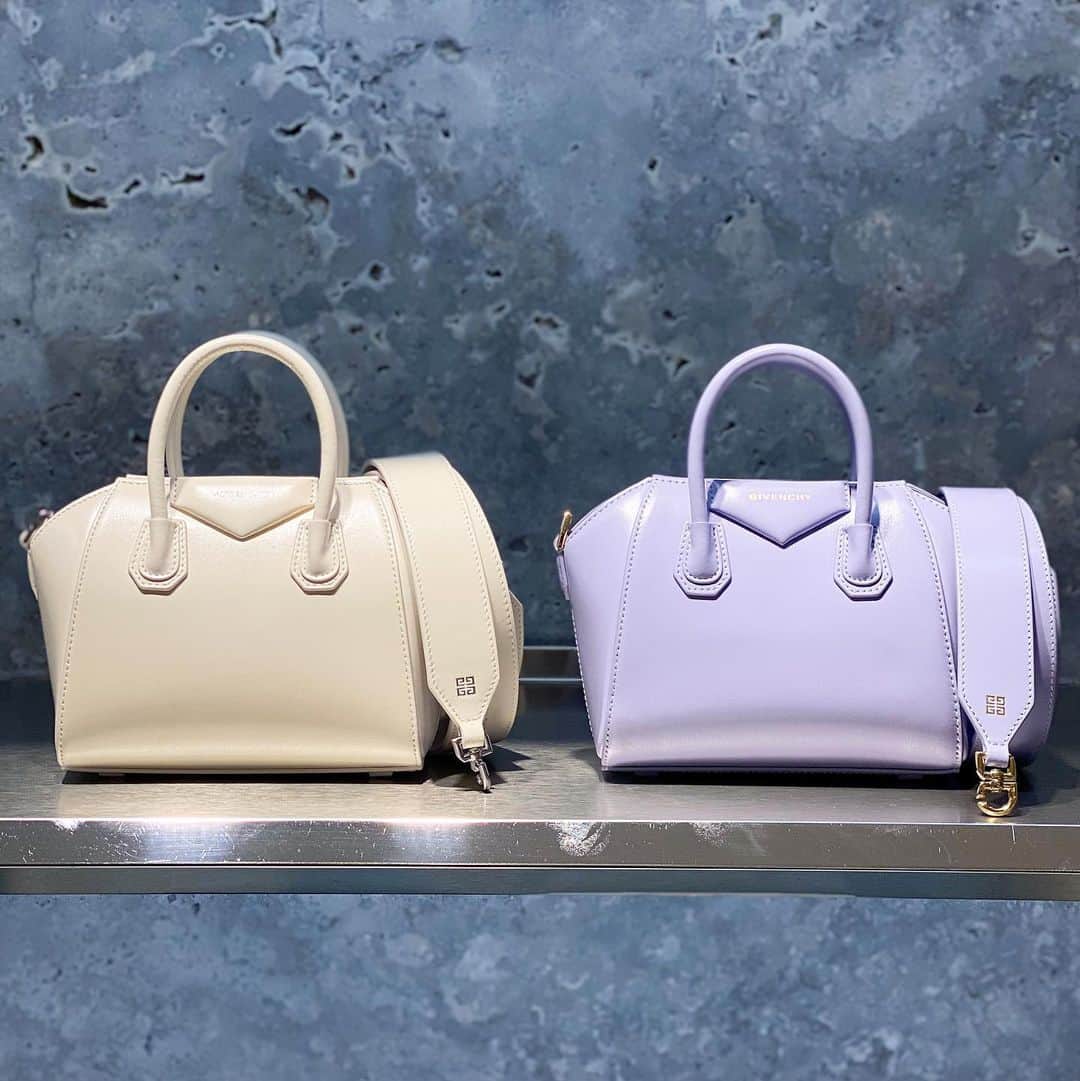 のインスタグラム：「. GIVENCHY FALL WINTER COLLECTION At 3F MODE   「GIVENCHY」より、人気のアンティゴナのシリーズからバイカラーストラップをあしらった遊び心溢れる新作バッグ”アンティゴナトイ”が登場。  Page1,2　バッグ (W22×H17.5×D10cm)　各231,000円 Page3,4　バッグ (W25×H12.5×D4cm)　各212,300円 Page5,6　バッグ(W40×H27×D6.5cm)　各353,100円  Page7 左）バッグ (W37×H27×D14cm)　346,500円 右）バッグ (W19×H16×D8cm)　242,000円  Page8　Tシャツ　各115,500円 Page9　ドレス　各368,500円  #ジバンシィ #hankyumode #阪急うめだ本店 #うめはん #ファッション #新作 #バッグ #ラフィアバッグ #アンティゴナ #Tシャツ #ドレス」
