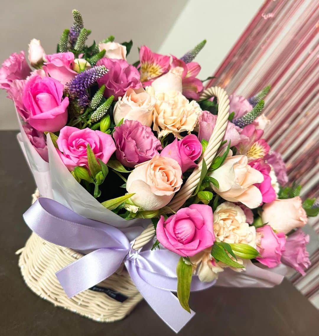 とぎもちさんのインスタグラム写真 - (とぎもちInstagram)「. とぎもちブランドIp soo ri開設の お祝いいただきました🥂💐  大好きなピンク色のお花いっぱい可愛い🥺💓💓  ありがとうございます🙇‍♀️💐  #お祝い #ipsoori #イプスリ #くちびるくん #花束 #とぎもち #とぎもちkorea #입술이 #とぎもちイプスリ #とぎもち花束 #とぎもちくちびるくん」7月22日 16時56分 - togistagram
