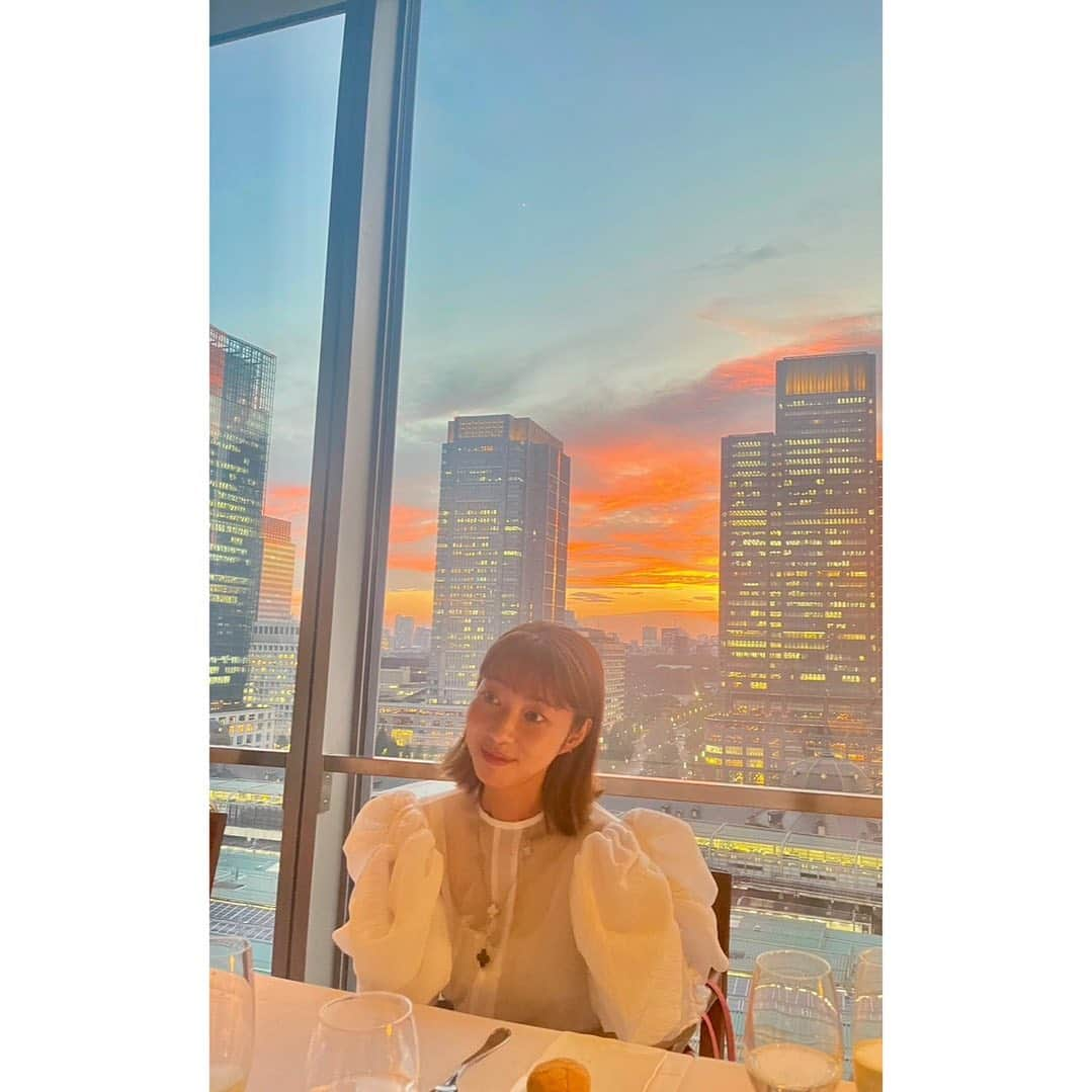 武村八重子のインスタグラム：「ウイちゃんが知らない間に撮ってくれてた😂 夕陽が素敵過ぎて、なんか癒される . 仕事って踏ん張らなきゃいけない事の連続で、でも周りに知恵を授けてくれたり、支えてくれる沢山の人達のおかげで、日々何とか乗り越えて来られてる。 . MUTIAメンバー達も成長してきてくれて、新メンバーも個性豊かand頼もしく、この子達とならこれからどんな事も乗り越えられる！！って最近よく思う 今のMUTIAメンバーは間違いなく最強だわ❣️ . @mutia_official_  #pianist  #musician  #producer」