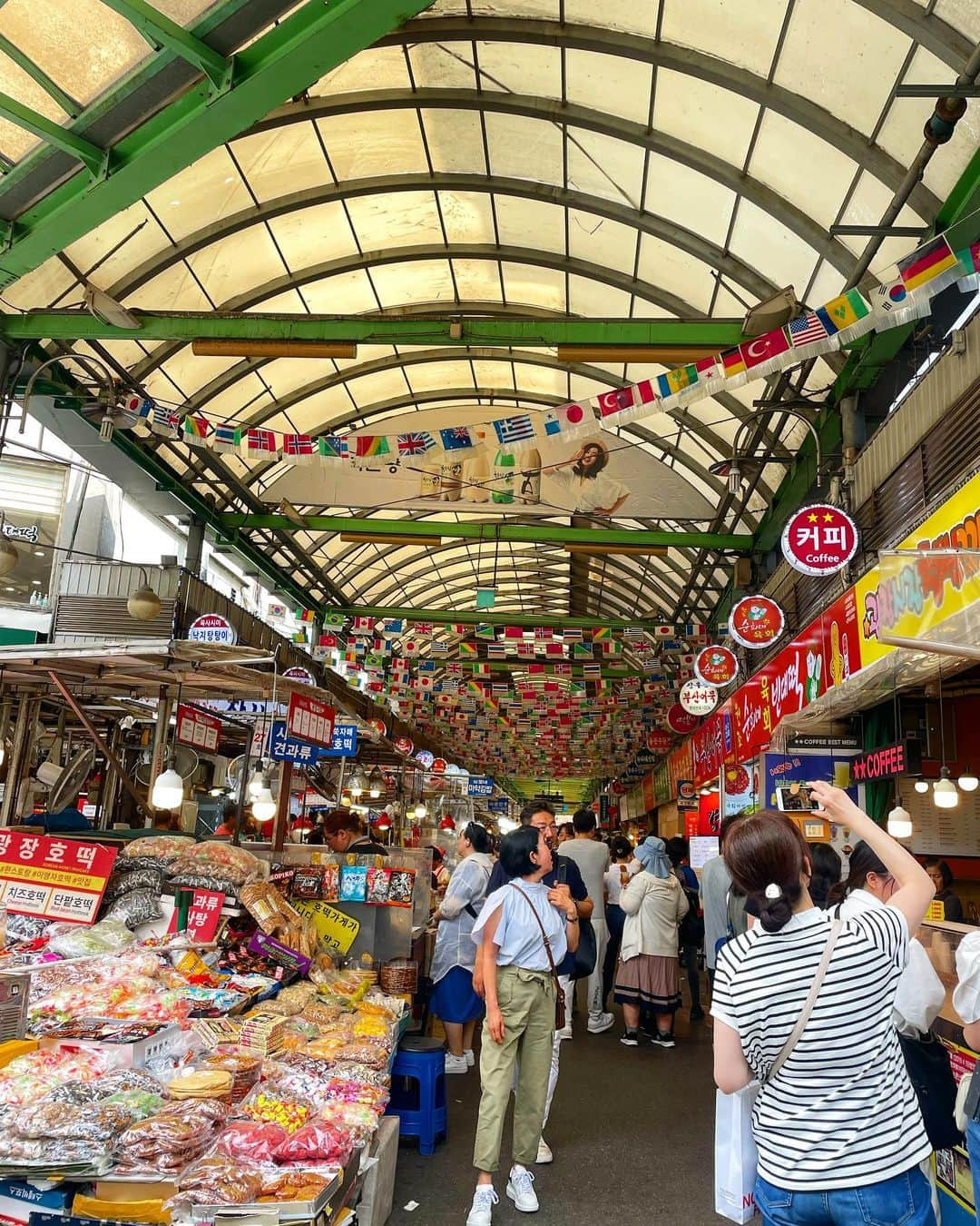 yuco_yoshidaのインスタグラム：「広蔵市場🇰🇷광장시장 ・ ・ ディープな雰囲気だいすき☺️屋台で食べ歩きもしたかったけどほんとに暑過ぎてすっっっごい熱気だったので諦めて同じユッケのお店に2回行った🤣 ・ ・ LAコンで知り合ったげんたくんも偶然お友達と渡韓してたからそこにjoinさせてもらって嬉しかったー♡ 次はもう少し涼しい季節に屋台で飲みたいなぁ🥰 ・ ・ #広蔵市場 #クァンジャンシジャン  #광장시장  #ユッケ通り」