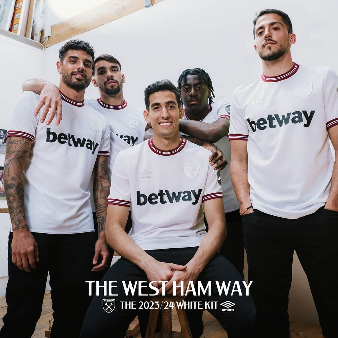 UMBROさんのインスタグラム写真 - (UMBROInstagram)「The @westham way ⚒️.  Presenting the 23/24 White Kit ⚪.  Available to pre-order now via umbro.co.uk.  #umbro #westham #thisisourgame」7月22日 17時05分 - umbro