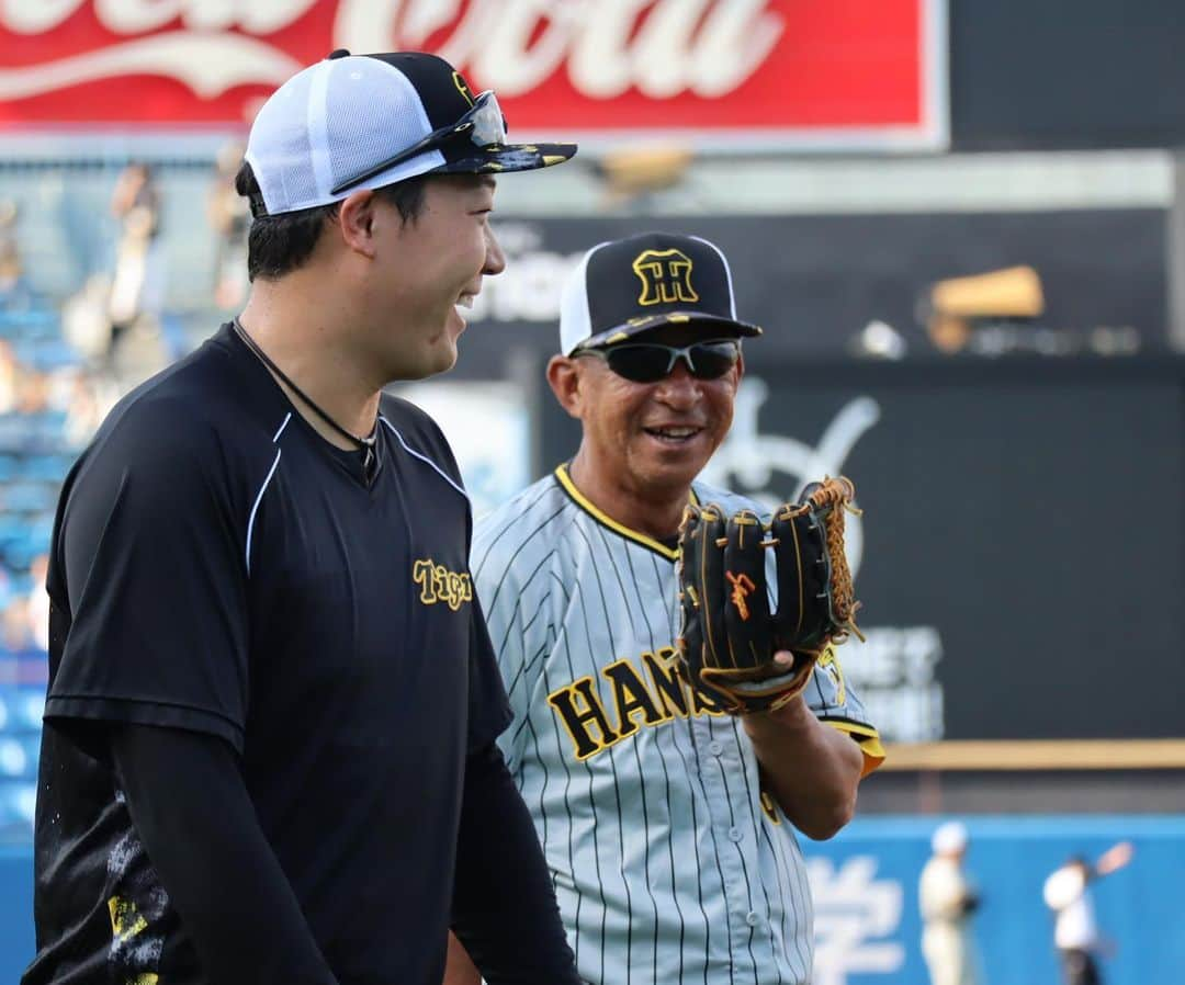 阪神タイガースさんのインスタグラム写真 - (阪神タイガースInstagram)「7月22日ヤクルト戦の試合前練習の様子です！ #近本光司 選手 #佐藤輝明 選手 #原口文仁 選手 #大山悠輔 選手 #青柳晃洋 選手 #馬場皐輔 選手 #島本浩也 選手 #岩崎優 選手 #及川雅貴 選手 #島田海吏 選手 #阪神タイガース #JERAセリーグ #ARE」7月22日 17時07分 - hanshintigers_official