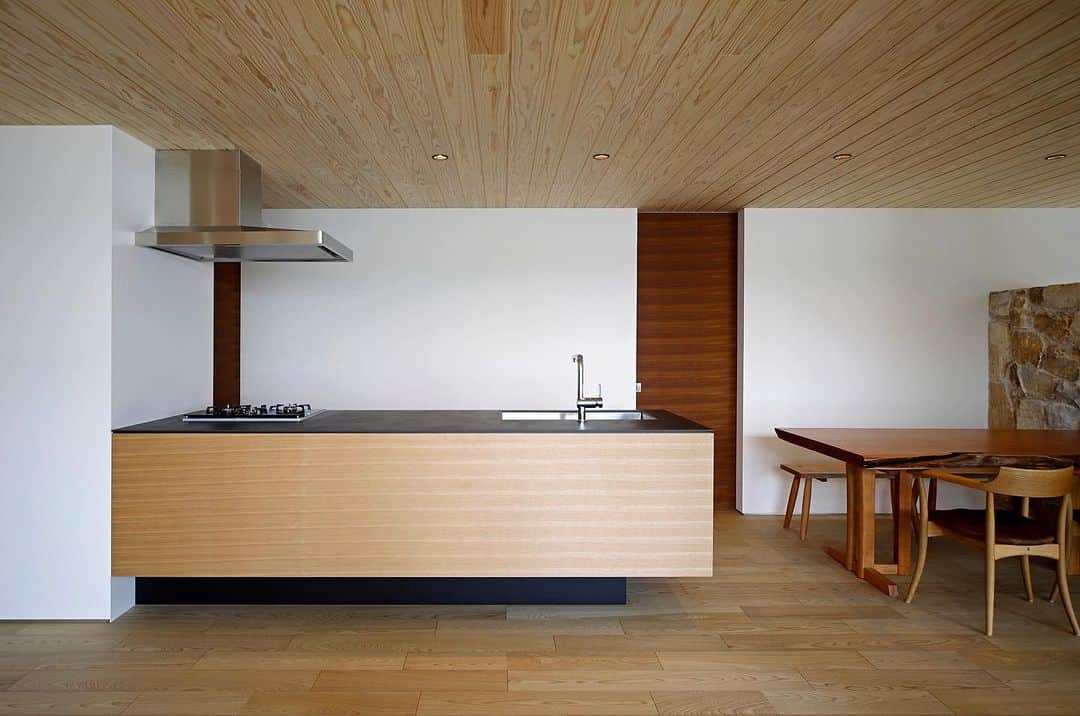 kisetsuさんのインスタグラム写真 - (kisetsuInstagram)「自然な木の風合いとモダンなデザインが組み合わさった オリジナルキッチン。  面材はタモを、天板にはセラミックを使用しています。  * ☞more… @kisetsu6644 . *  #kisetsu  #housedesign #modernhome #moderndesign #japanesehouse #roomdesign #ダイニングテーブル  #設計事務所 #施工例 #住宅デザイン #モダン住宅 #おしゃれな家 #こだわりの家 #おしゃれな家 #モダンな家 #スタイリッシュな家 #オリジナルキッチン  #キッチンインテリア  #建築写真 #平屋の家 #平屋 #注文住宅 #シンプルモダン住宅」7月22日 17時18分 - kisetsu6644
