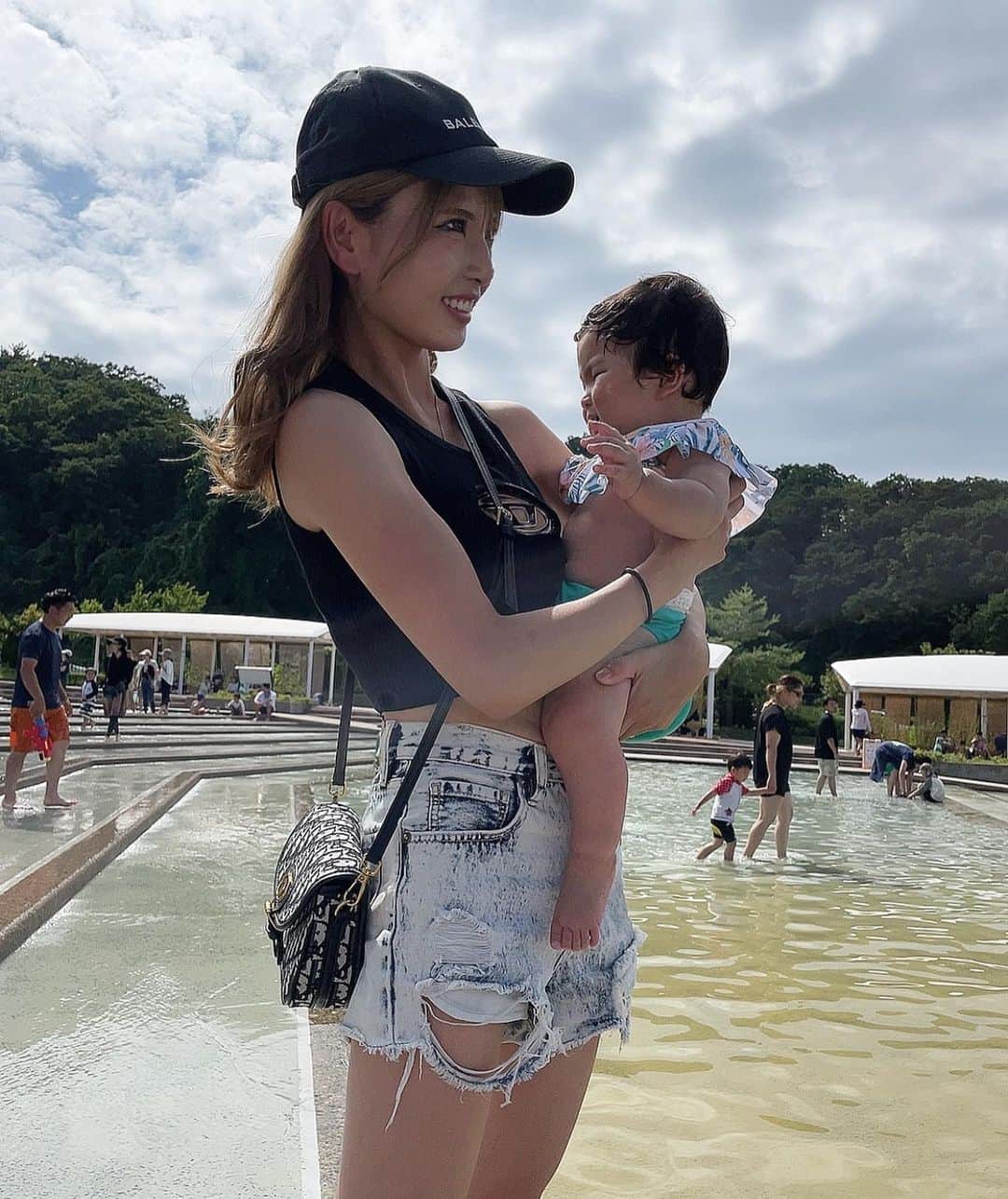 ちひろさんのインスタグラム写真 - (ちひろInstagram)「.  水遊び〜💧☀️  暑い日は水と戯れたくなる😲笑  暑くても水のところにいると涼しく感じる( ¨̮ )♡  らいもりーちゃんも喜んでたからまた連れてってあげたいな😝  そして今日から夏休み〜🫠🫶   #ヘアアレンジ  #巻き髪  #エクステ  #ファッション  #コーデ  #ファッションコーデ  #メイク  #オシャレ  #オシャレさんと繋がりたい  #ootd #かき氷 #夏  #Summer  #猛暑  #水遊び  #息子 #娘 #２児のママ」7月22日 17時11分 - chihiro_grm