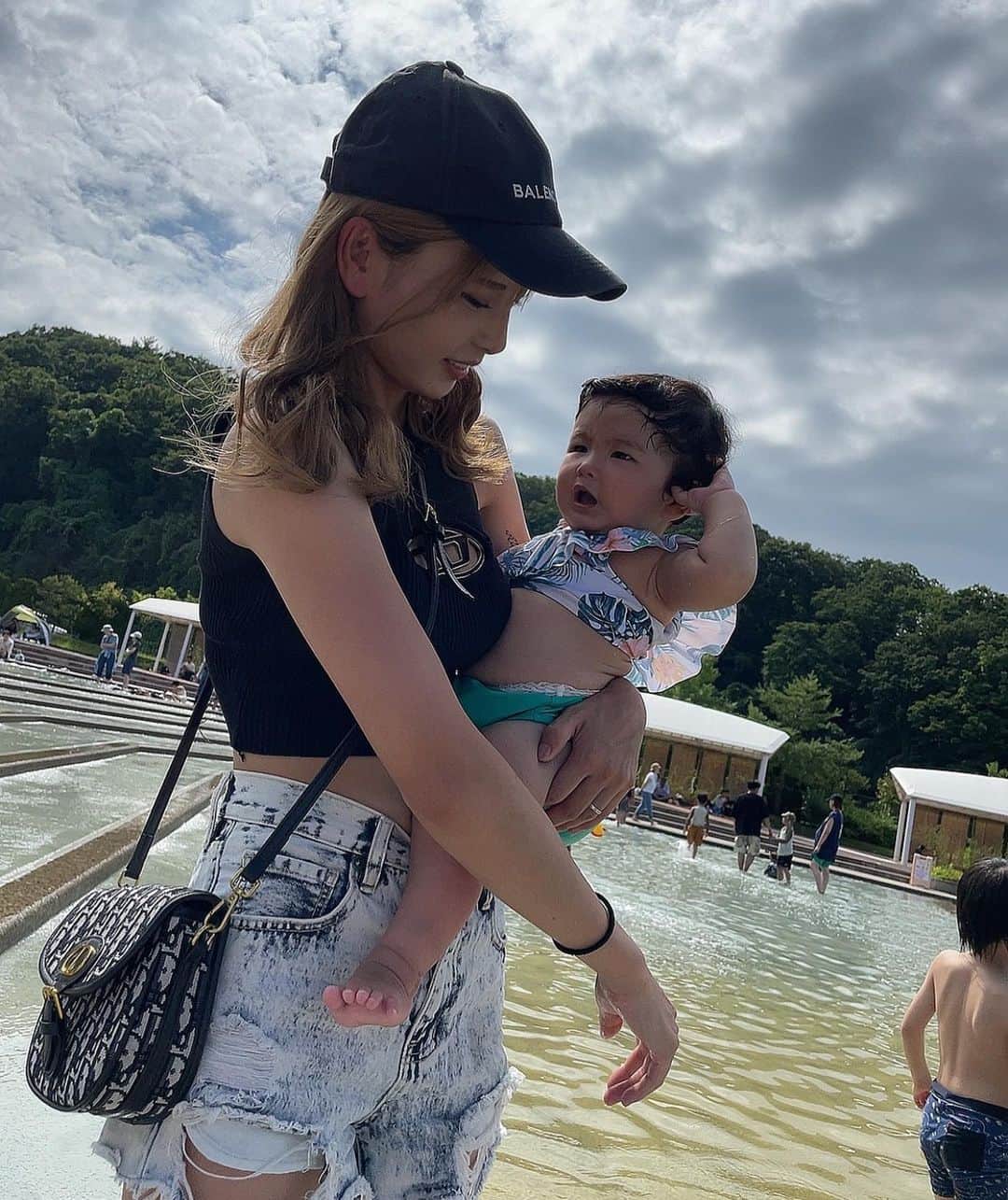 ちひろさんのインスタグラム写真 - (ちひろInstagram)「.  水遊び〜💧☀️  暑い日は水と戯れたくなる😲笑  暑くても水のところにいると涼しく感じる( ¨̮ )♡  らいもりーちゃんも喜んでたからまた連れてってあげたいな😝  そして今日から夏休み〜🫠🫶   #ヘアアレンジ  #巻き髪  #エクステ  #ファッション  #コーデ  #ファッションコーデ  #メイク  #オシャレ  #オシャレさんと繋がりたい  #ootd #かき氷 #夏  #Summer  #猛暑  #水遊び  #息子 #娘 #２児のママ」7月22日 17時11分 - chihiro_grm