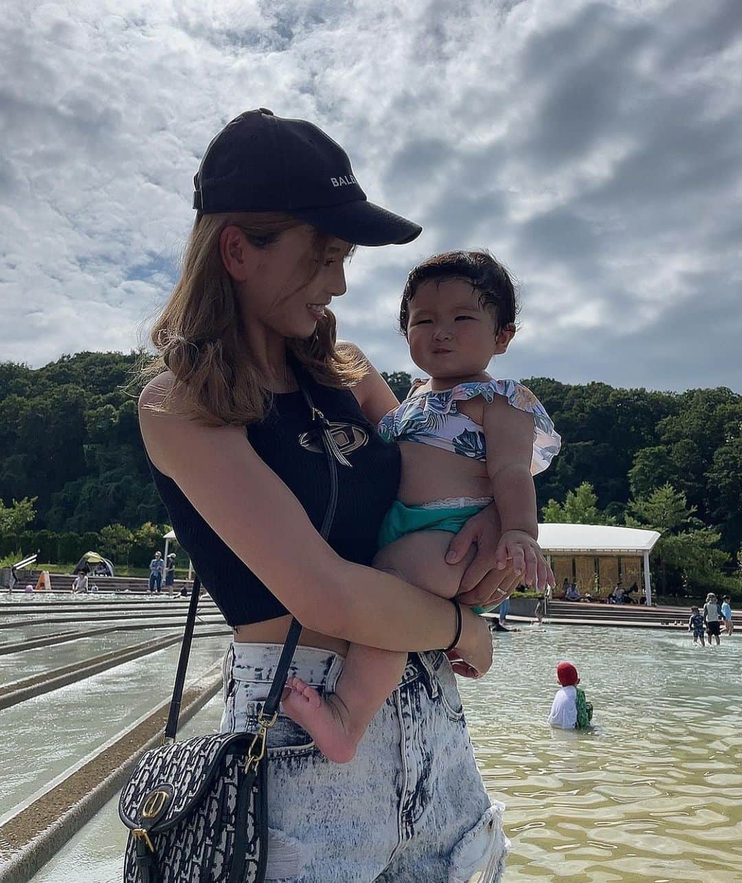 ちひろさんのインスタグラム写真 - (ちひろInstagram)「.  水遊び〜💧☀️  暑い日は水と戯れたくなる😲笑  暑くても水のところにいると涼しく感じる( ¨̮ )♡  らいもりーちゃんも喜んでたからまた連れてってあげたいな😝  そして今日から夏休み〜🫠🫶   #ヘアアレンジ  #巻き髪  #エクステ  #ファッション  #コーデ  #ファッションコーデ  #メイク  #オシャレ  #オシャレさんと繋がりたい  #ootd #かき氷 #夏  #Summer  #猛暑  #水遊び  #息子 #娘 #２児のママ」7月22日 17時11分 - chihiro_grm