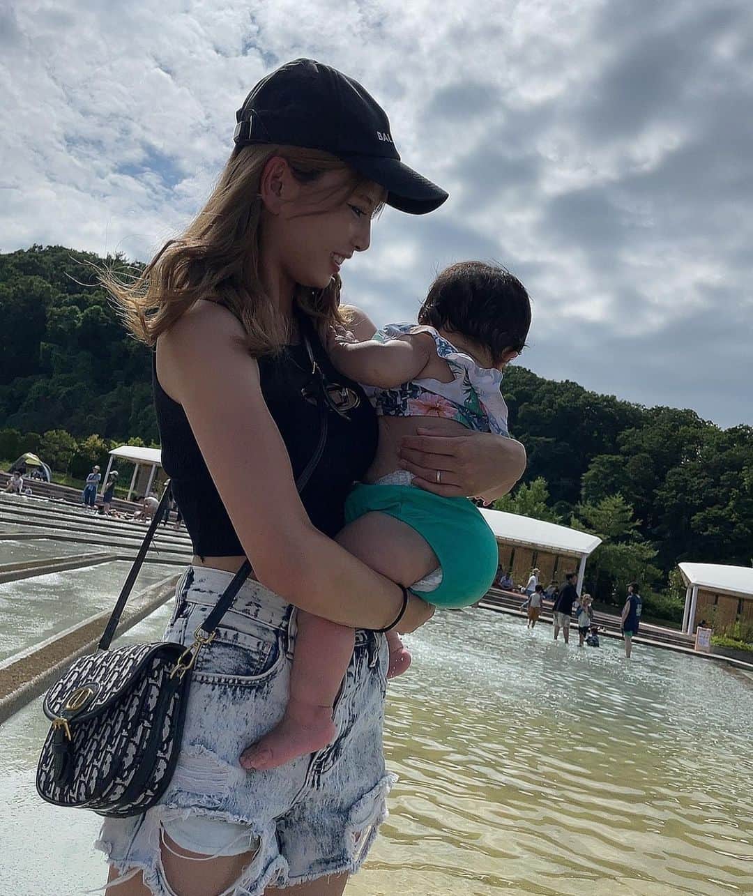 ちひろさんのインスタグラム写真 - (ちひろInstagram)「.  水遊び〜💧☀️  暑い日は水と戯れたくなる😲笑  暑くても水のところにいると涼しく感じる( ¨̮ )♡  らいもりーちゃんも喜んでたからまた連れてってあげたいな😝  そして今日から夏休み〜🫠🫶   #ヘアアレンジ  #巻き髪  #エクステ  #ファッション  #コーデ  #ファッションコーデ  #メイク  #オシャレ  #オシャレさんと繋がりたい  #ootd #かき氷 #夏  #Summer  #猛暑  #水遊び  #息子 #娘 #２児のママ」7月22日 17時11分 - chihiro_grm
