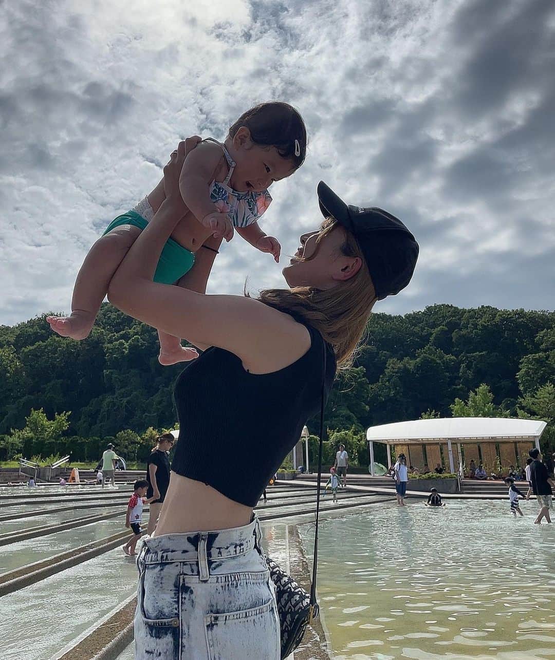 ちひろさんのインスタグラム写真 - (ちひろInstagram)「.  水遊び〜💧☀️  暑い日は水と戯れたくなる😲笑  暑くても水のところにいると涼しく感じる( ¨̮ )♡  らいもりーちゃんも喜んでたからまた連れてってあげたいな😝  そして今日から夏休み〜🫠🫶   #ヘアアレンジ  #巻き髪  #エクステ  #ファッション  #コーデ  #ファッションコーデ  #メイク  #オシャレ  #オシャレさんと繋がりたい  #ootd #かき氷 #夏  #Summer  #猛暑  #水遊び  #息子 #娘 #２児のママ」7月22日 17時11分 - chihiro_grm