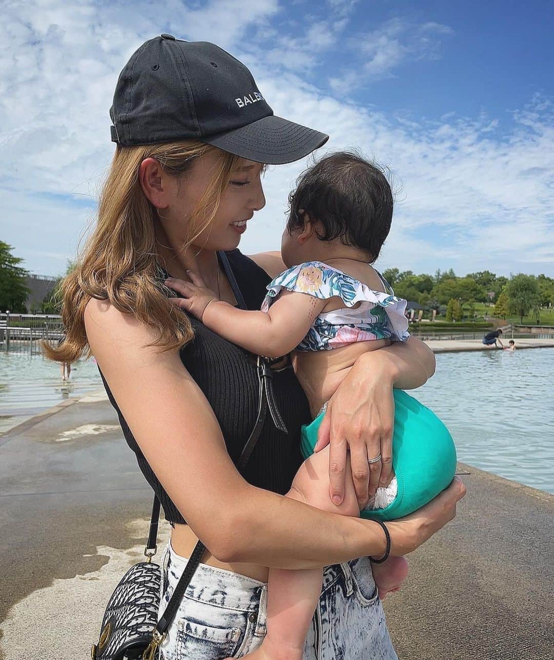 ちひろのインスタグラム：「.  水遊び〜💧☀️  暑い日は水と戯れたくなる😲笑  暑くても水のところにいると涼しく感じる( ¨̮ )♡  らいもりーちゃんも喜んでたからまた連れてってあげたいな😝  そして今日から夏休み〜🫠🫶   #ヘアアレンジ  #巻き髪  #エクステ  #ファッション  #コーデ  #ファッションコーデ  #メイク  #オシャレ  #オシャレさんと繋がりたい  #ootd #かき氷 #夏  #Summer  #猛暑  #水遊び  #息子 #娘 #２児のママ」