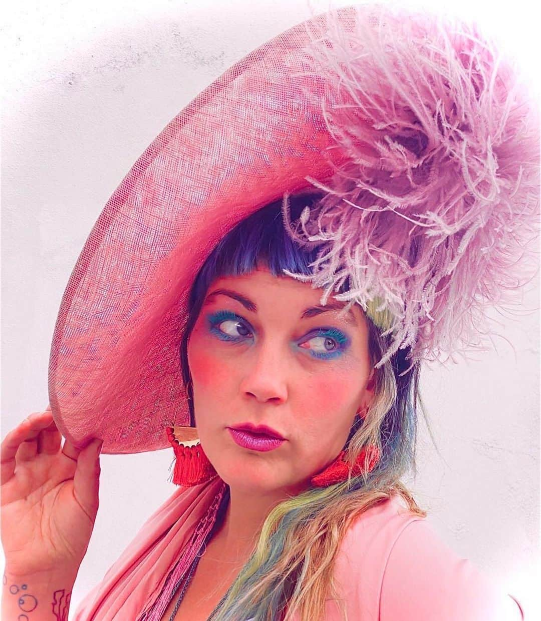 ピアーズアトキンソンのインスタグラム：「💗Gorgeous  @carleyhaguedesigner 💗 “The hat ..@piersatkinson xx”」