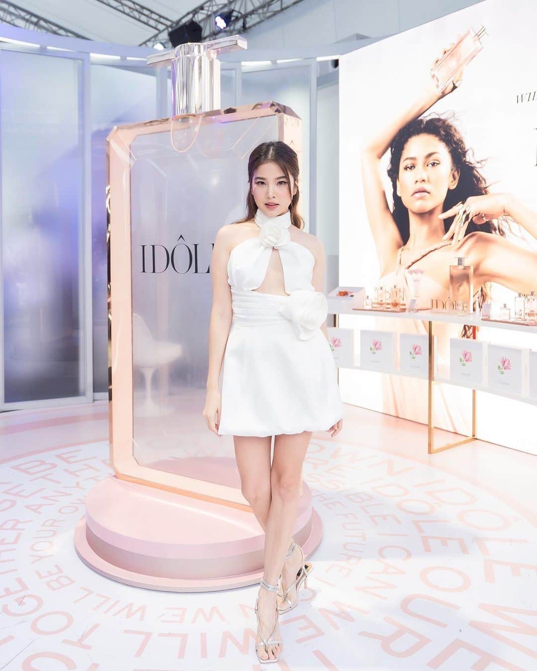 フォン＝サナンタチャット タナパットピサーンのインスタグラム：「เริ่มแล้วค่ากับ LANCÔME BEAUTY TECH & BEYOND อีเว้นท์สุดยิ่งใหญ่แห่งปี ให้ทุกคนได้ร่วมสนุกกับการค้นหาคำตอบของผิว ผ่านเทคโนโลยีและนวัตกรรมความงามระดับโลกของลังโคม 🦋 มีเซอร์ไพรสจากศิลปินหลายท่านด้วยนะค้าา มากันเลยย 💕  📍21 ก.ค. 66 – 30 ก.ค. 66 ที่ลานพาร์ค พารากอนเท่านั้น  #LancomeThailand #LancomeBeyondEvent​ #LancomeBeautyTech」
