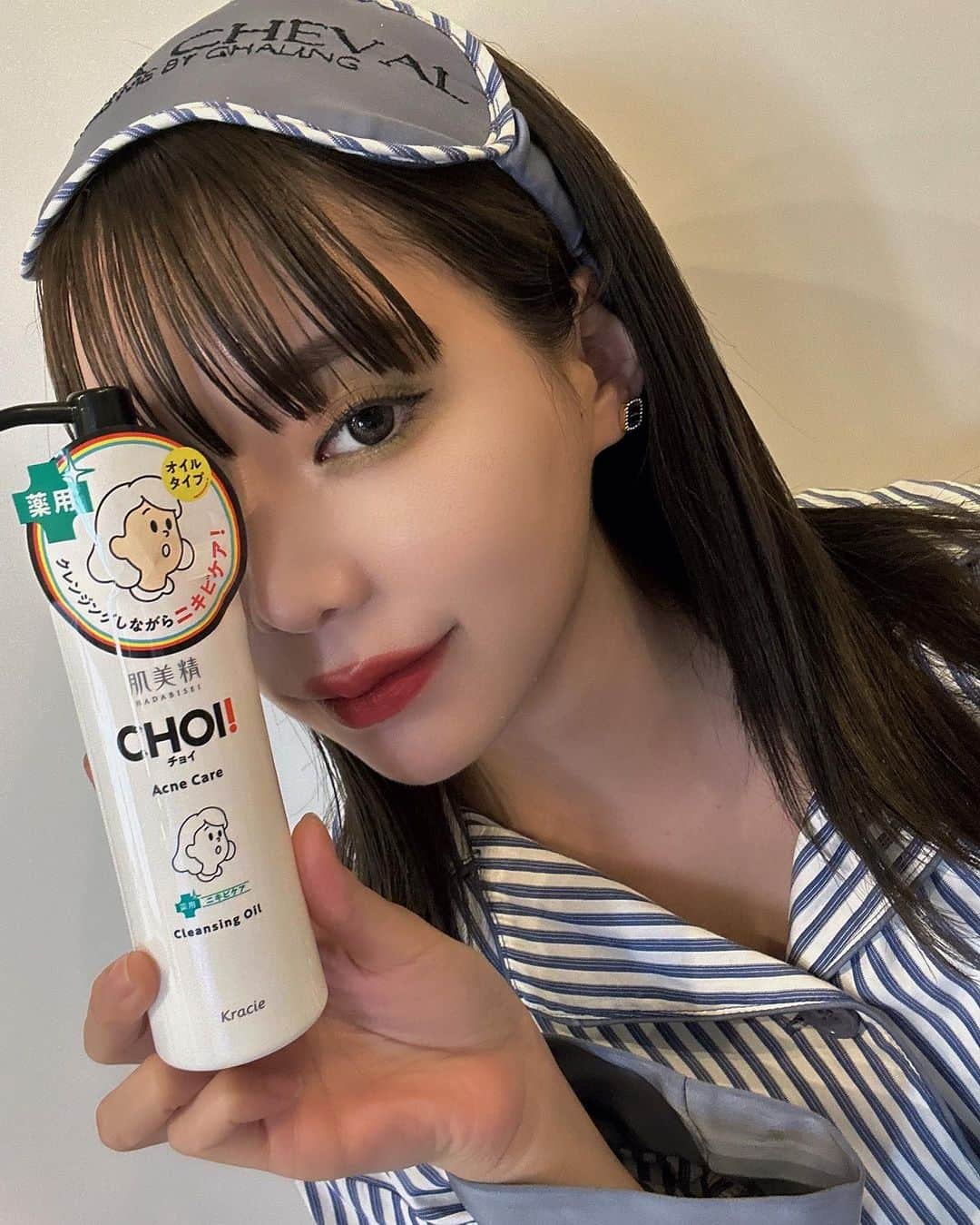 林田沙綾のインスタグラム：「⚪️ わたしのおすすめのクレンジングオイル🫶🏻 肌美精 CHOIクレンジングオイル [医薬部外品] 薬用処方でクレンジングしながらニキビケアのが最強🥺 しかも、ダブル洗顔不要だから時短したい人にも本当におすすめっ！  わたしが、特に感動したのは マスカラの落ち具合がすごいの！ まつげ命のわたしは、マスカラ毎日ばしばしだから、メイク落としの ストレスがまつげなんだけど これはスルッと落ちるの！ 肌ケアできながらしっかり、落とせるのは嬉しい🤍  968円(税込） ※私調べ  #肌美精CHOI #CHOIクレンジングオイル #クレンジング #オイルクレンジング #美容液 #コスメ #美容 #スキンケア #pr_肌美精」