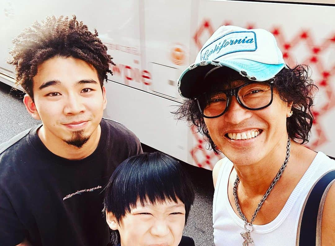 日野賢二のインスタグラム：「息子とプール帰りに元弟子のKing Nuの新井和輝とバッタリ^_^ My Son RayRay and I Ran into my Friend/Student Kazuki Arai from King Nu ,He is on the cover in Bass Magazine and I got 4page interview w/A.I. from my 20th Anniversary Gig^_^ Kazukiが運転中目が合って。。。。w  #fender #fenderbass #新井和輝 #日野賢二　#jinobass #jino #kazukiarai #kingnu @jinobass @kazukiarai #bassmagazinenow」