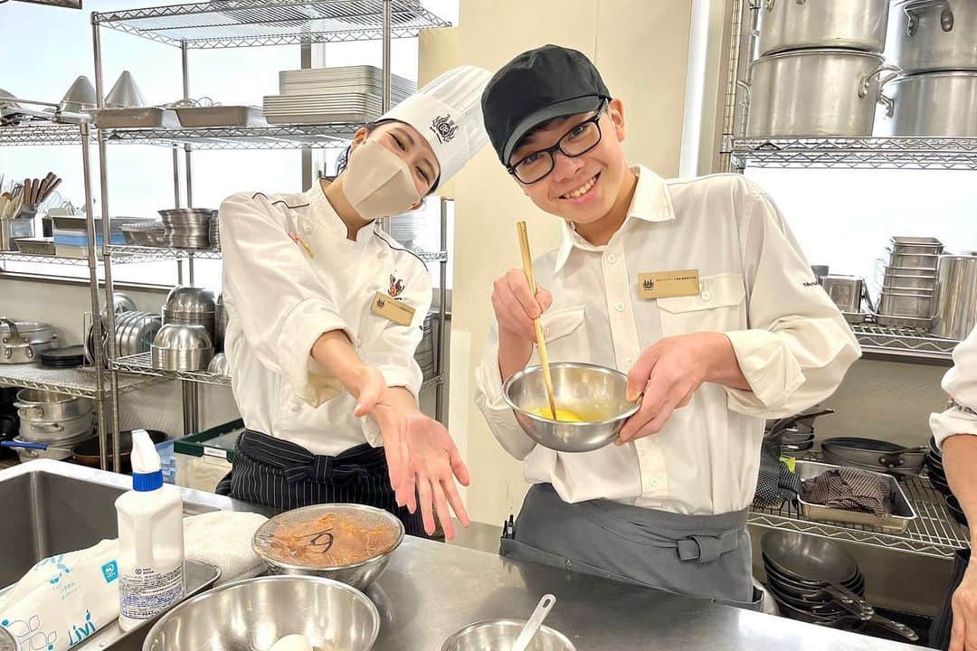 東京ベルエポック製菓調理専門学校さんのインスタグラム写真 - (東京ベルエポック製菓調理専門学校Instagram)「✨学スタ研修✨  オープンキャンパスで来校者をお出迎え＆アシスタントをしてくれている学生スタッフたち！ 今回は、オープンキャンパスで他学科のフォローやアシスタントができるようになるために、学科ごちゃまぜで、 #デミグラスオムライス #絞りクッキー #ふわふわカフェラテ を作りました！  前回のGGP研修(ガラガラポン)で、学科関係なく仲良くなっていましたが、本日の研修でさらに仲良くなっていました👯‍♀️🫶 夏休みに入るとオープンキャンパスは沢山の方にご来校いただくので、忙しくはなりますが共に支え合って乗り越えて欲しいです💭  8月末には、頑張ってくれた学スタへのスペシャルイベントも……😎  #東京ベルエポック製菓調理専門学校 #東京 #江戸川区 #西葛西 #製菓学生 #調理師 #調理学生 #製菓専門学校 #調理専門学校 #専門学校 #専門学生 #専門学生と繋がりたい #高校 #進路 #高校生 #カフェ科 #カフェビジネス科 #ホテルサービスアンドフードビジネス科 #パティシエ科 #パティシエ #調理師科 #Wライセンス科 #カフェラテ #オムライス #デミグラスソース #クッキー #料理」7月22日 17時25分 - belleseika