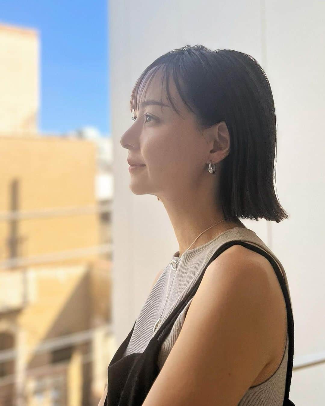 乙黒えりのインスタグラム：「夏休みも開始〜ってことで、娘の美容院💇‍♀️へ。 ついでに私もばっさりカット。 暑いから切っちゃえ〜ってことで、また短くしちゃいました😊 @lomalia_izuwaki 小さい頃から家族ぐるみで仲良くしていただいてるので娘もすごく懐いててありがたいです♡ 素敵な髪型にしてくださりありがとうございました✨😊 #ピアス　@huiy_____   #ボブ#切りっぱなしボブ#ストレート#親子カット#美容院#原宿#ロマリア#ボブヘア#ぱつっとボブ」