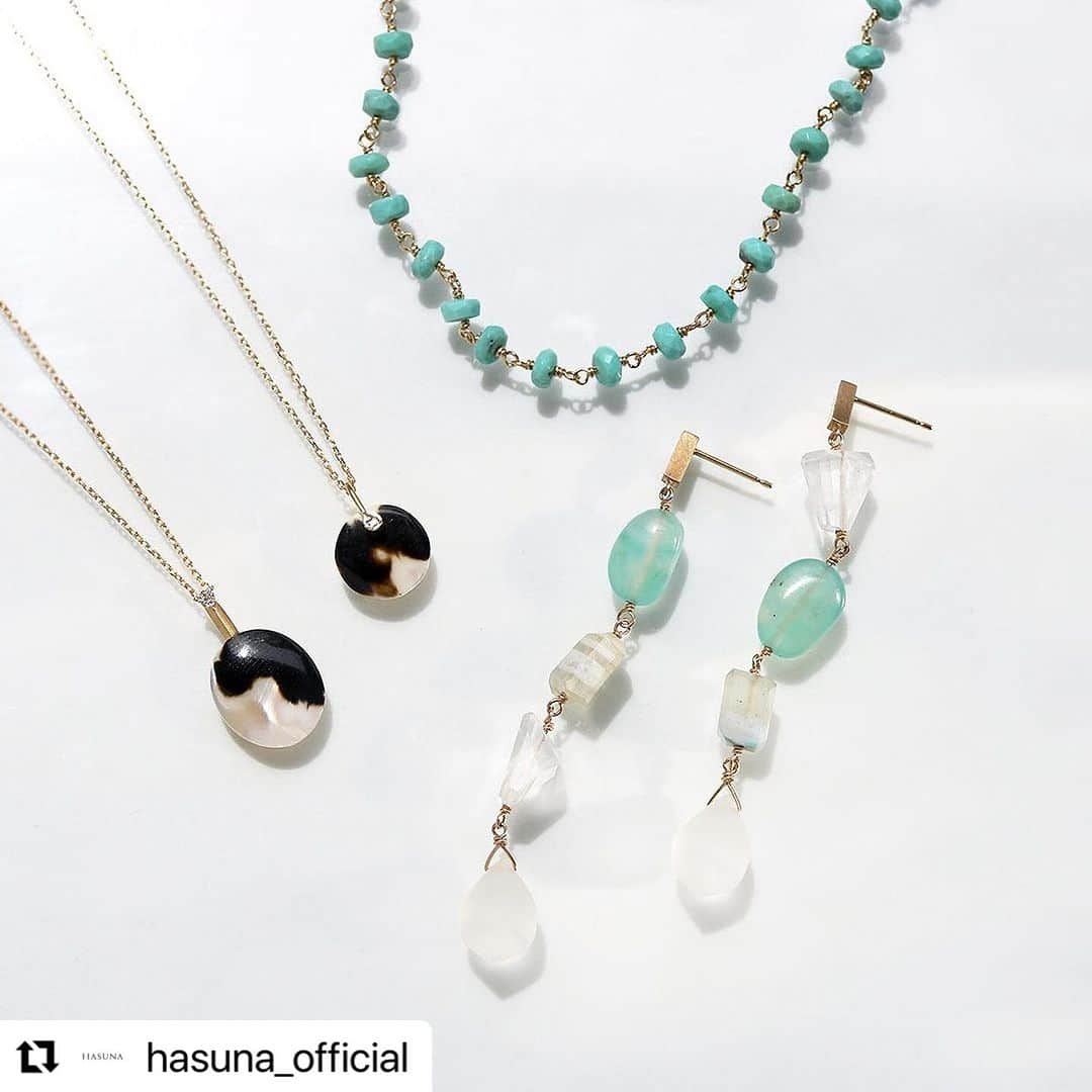 白木夏子さんのインスタグラム写真 - (白木夏子Instagram)「Jewelries in summer✨🏝️  #Repost @hasuna_official with @use.repost ・・・ . 今日は海の日でしたね！ これからいよいよ夏本番、 シェルやブルーカラーのジュエリーを身につけて 夏のファッションにアクセントを🐚  . HASUNA Online store  www.hasuna.com . お問い合わせ HASUNA 表参道本店 TEL：03-3409-1847 （受付時間：11:00-19:00 火・水曜定休）  . #ethicaljewelry  #美しいものでできている #PERPETUALJEWELRY #HASUNA #ハスナ #エシカル #ジュエリー #アクセサリー #表参道 #OMOTESANDO #japanesejewelry #japanjewelry #goldjewelry #サスティナブル #サステイナブル #サステナブル #sustainable #sdgs #ピアス#ネックレス#ターコイズ#ロングピアス」7月22日 17時27分 - natsukoshiraki