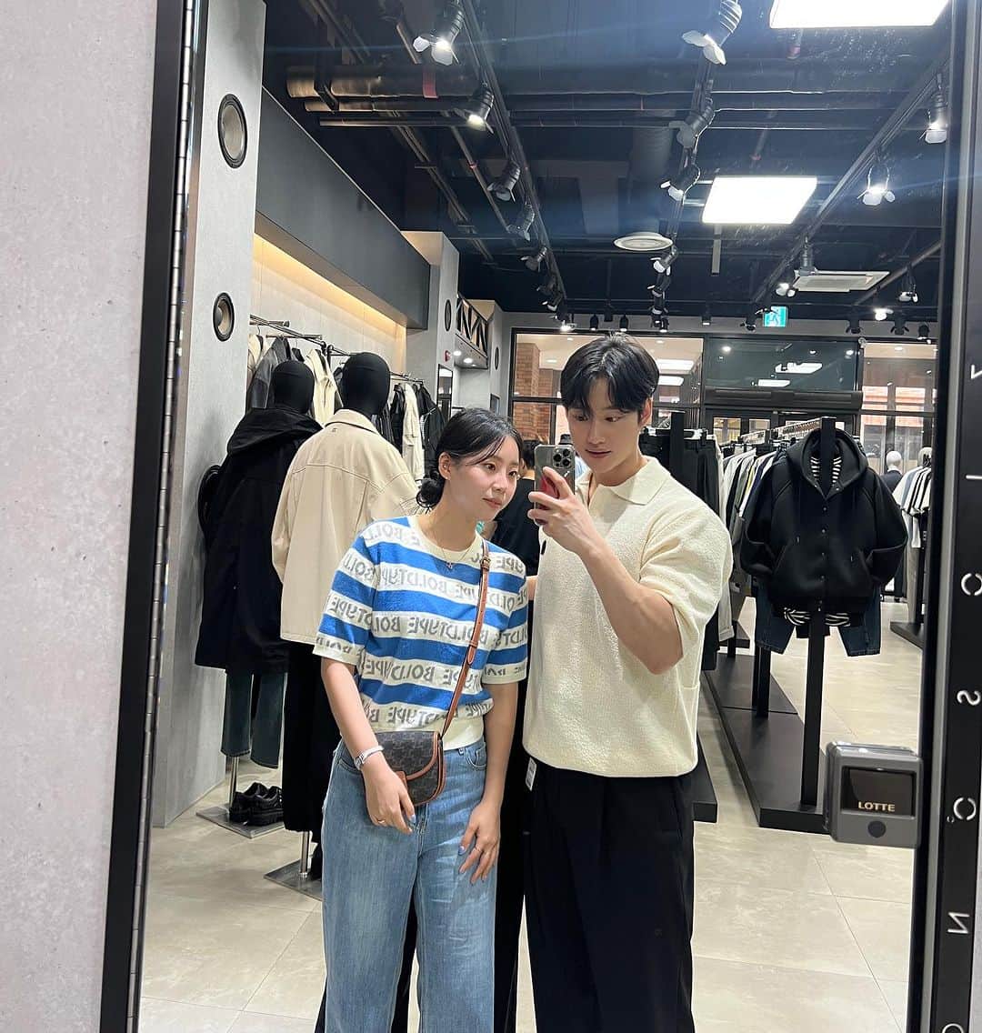 チャン・ジニョクのインスタグラム：「사이좋은 남매🙂??? 옷진짜 다 너무 이쁘다 😀  #파주롯데아울렛 #송지오옴므 #지오송지오」