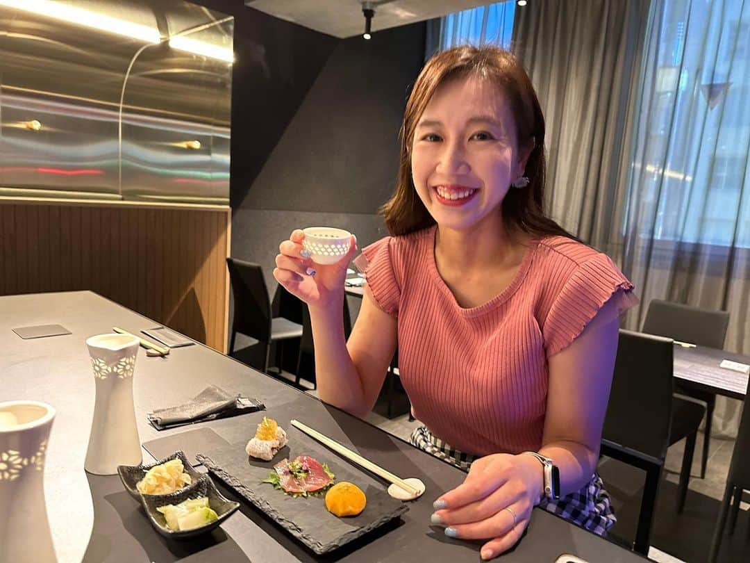 石川奈津紀さんのインスタグラム写真 - (石川奈津紀Instagram)「【鮨6 SUSHIROKU🍣】 接客しない鮨屋さんへ @aya_amelia_kodama ちゃんと。 可愛いロボが配膳してくれるよ〜！ 築地青空三代目出身の大将が握る鮮度抜群のおすし、めちゃくちゃ美味しかった。ロブション出身のシェフのお料理、日本酒好きも納得する銘柄たちも堪能。 それで10,000円でお釣りくるのは気軽に誘えていいね🫶 * #六本木グルメ #コスパ寿司 #寿司と日本酒 #sushiroku  #鮨6」7月22日 17時31分 - natsukiishikawa1011