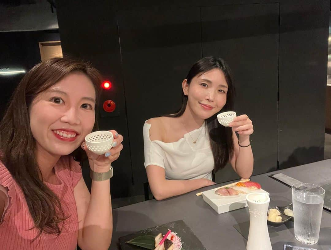 石川奈津紀さんのインスタグラム写真 - (石川奈津紀Instagram)「【鮨6 SUSHIROKU🍣】 接客しない鮨屋さんへ @aya_amelia_kodama ちゃんと。 可愛いロボが配膳してくれるよ〜！ 築地青空三代目出身の大将が握る鮮度抜群のおすし、めちゃくちゃ美味しかった。ロブション出身のシェフのお料理、日本酒好きも納得する銘柄たちも堪能。 それで10,000円でお釣りくるのは気軽に誘えていいね🫶 * #六本木グルメ #コスパ寿司 #寿司と日本酒 #sushiroku  #鮨6」7月22日 17時31分 - natsukiishikawa1011