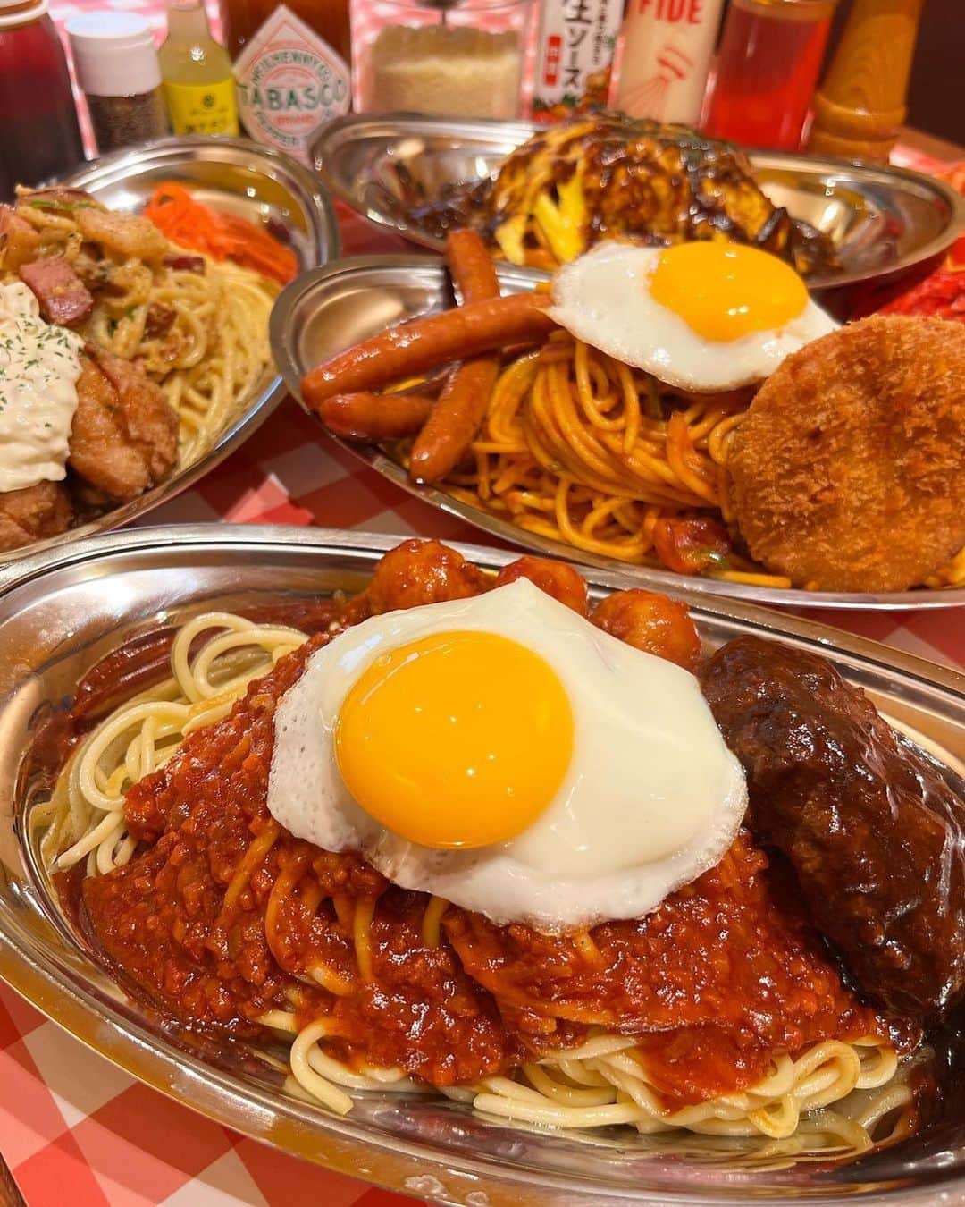 のインスタグラム：「📍「スパゲッティーのパンチョ 名古屋矢場町店」 ･････････････････････････････････････････  大須に新しくオープンしたナポリタン&ミートソース専門店をご紹介🍝  「スパゲッティーのパンチョ」さんは全国に30店舗以上を展開するスパゲッティ屋さんが、ついに県内に初上陸しました🎉  ギンガムチェックのテーブルクロスに銀皿と…どこか懐かしさを感じる昭和レトロな雰囲気も抜群に可愛い💌  定番のナポリタンをはじめ、特製ミートソースや進化系スパゲッティなど味の種類が豊富✨ ソーセージや目玉焼きなどのトッピングも豊富で、麺の量が選べるのも嬉しいポイントです🍽  1,000円以下のメニューばかりでお財布に優しい価格も嬉しい😉  麺の量はリーズナブルな価格で最大600グラムまで選べるので、デカ盛りに挑戦したい人も必見です🔥 気になる方はぜひ行ってみてくださいね🔖  ┈┈┈┈┈┈┈┈┈┈┈┈┈┈┈┈┈┈┈  🍤名古屋のローカルグルメメディア【ナゴレコ】🍤  名古屋人がレコメンドする本当に美味しい名古屋めし🥢 これさえフォローしておけば、街の流行りがきっとわかる◎ 100名以上の編集部で作り上げる、名古屋エリア最大規模のグルメメディアです📝  他の投稿はこちらから👉 @nagoya_food  ┈┈┈┈┈┈┈┈┈┈┈┈┈┈┈┈┈┈┈  素敵な投稿にタグ付けしていただきありがとうございます✨  #ナゴレコ で、あなたの投稿をリポスト！ webサイト「ナゴレコ」もチェックしてね👀 ･････････････････････････････････････････  ☞ photo by （ @n.s.z.k.nagoya ）  【大須新店舗🚩名古屋初出店ナポリタン🍳】  スパゲティーのパンチョ名古屋矢場町店 ★★★ @panchonaporitan 🏠名古屋市中区大須4-1-76  ７月１４日グランドオープン🚩 人気の繁華街大須にナポリタン専門店 パンチョさんが開店。  東海エリアは岐阜に続き2店舗目になり 全国で東京エリア〜続き35店舗目となる 出店。  こちらのお店は小盛り790円〜並300g890円の価格で最大600 gの量まで 増やすことができてメガ盛りがリーズナブルに楽しめるお店🚩 そして、トッピングがたくさんあるのでそちらも自分の好みに合わせてカスタマイズできるのが人気！！  麺にもこだわりがあり特製麺を茹で時間23分〜その麺をコーティングして12時間寝かせる。と時間がたっても伸びることのない こだわりのパンチョさんの　 もちもちのおいしい麺が完成！！　  そしてどのパスタもすごくおいしかった〜 ハンバーグやオムナポにかかっている デミグラス風ソースも中にはお肉がたっぷりと。こちらのオーナーさんの営む洋食屋さんで 作られたもだそう。ハンバーグも手作り感あり。調味料も使いたい放題。！マヨネーズもあったよ。  立地もいいし、リーズナブルでおいしいパスタ専門店。パンチョさん。 気になる方はぜひ行ってみてくださいね。 オープンおめでとうございます。 ごちそうさまでした🍒」