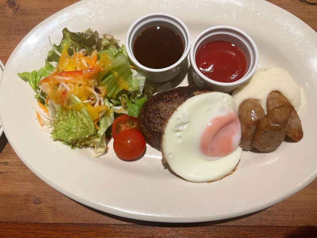 中根麗子さんのインスタグラム写真 - (中根麗子Instagram)「ミート矢澤に行ってきたよ💗 全部美味しすぎた💗 ハンバーグやお肉は、もちろんだけど、3枚目の見づらい動画🤣の椎茸のやつと、とうもろこしのスープとピスタチオのアイス美味しすぎた💗 幸せ💗 ありがとう💗  #dinner  #夕食 #ミート矢澤」7月22日 17時34分 - reiko_nakane