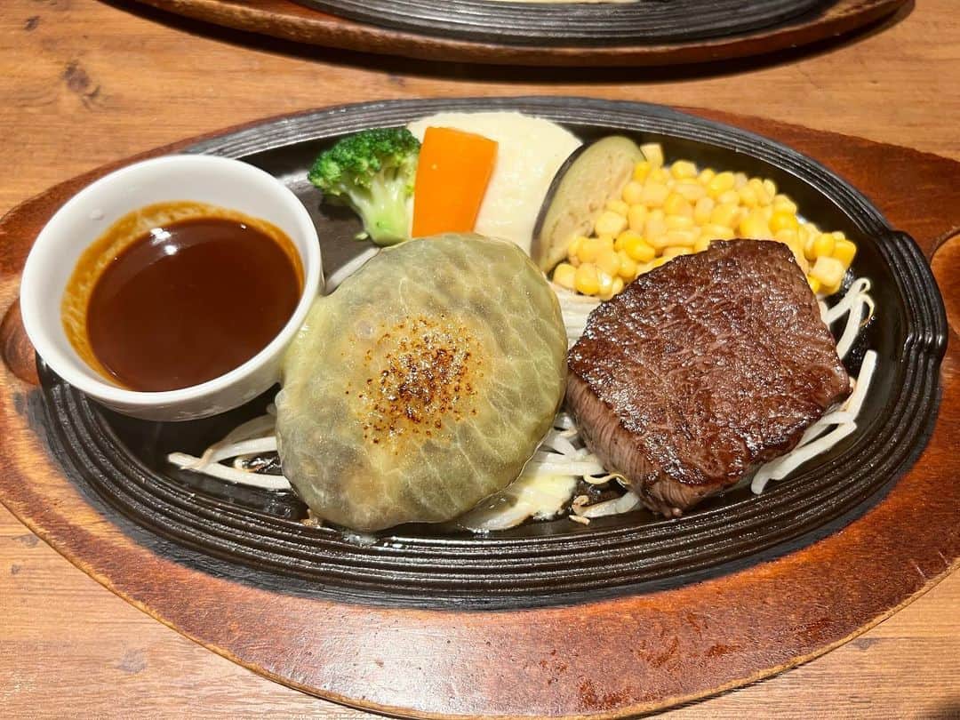 中根麗子さんのインスタグラム写真 - (中根麗子Instagram)「ミート矢澤に行ってきたよ💗 全部美味しすぎた💗 ハンバーグやお肉は、もちろんだけど、3枚目の見づらい動画🤣の椎茸のやつと、とうもろこしのスープとピスタチオのアイス美味しすぎた💗 幸せ💗 ありがとう💗  #dinner  #夕食 #ミート矢澤」7月22日 17時34分 - reiko_nakane