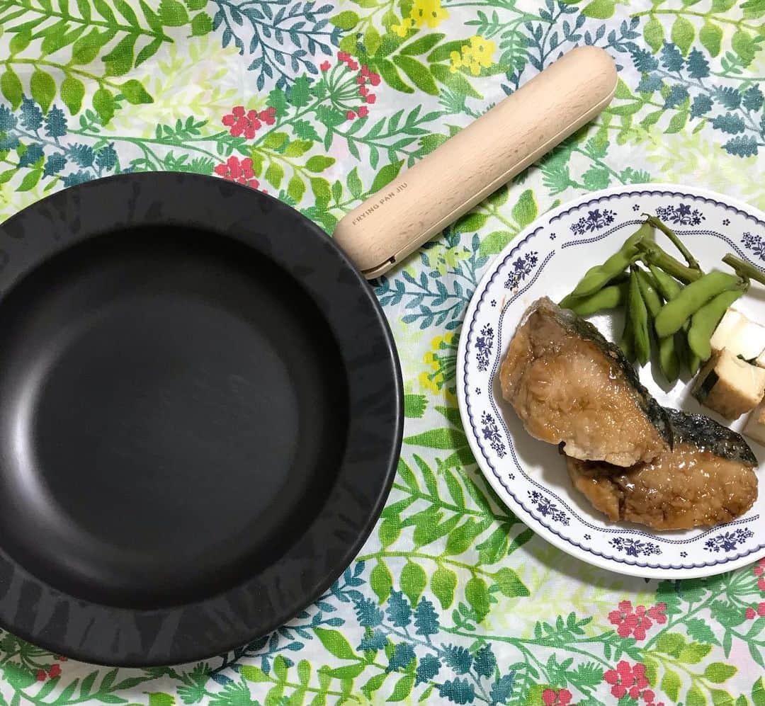 葵さんのインスタグラム写真 - (葵Instagram)「とっても使いやすくて素敵なフライパン🍳 @fujita_kinzoku   魚焼くのも焼きやすいよ！！ とってもとれるから便利だよ！そのままテーブルに持っていけます。毎日料理するから調理器具は便利で使いやすいものがいいよね^ - ^  IHも使えるよ！ #フライパン#JIU#おすすめフライパン #おうちご飯#藤田金属#料理#主婦#1日3食」7月22日 17時43分 - dolphin_coconut
