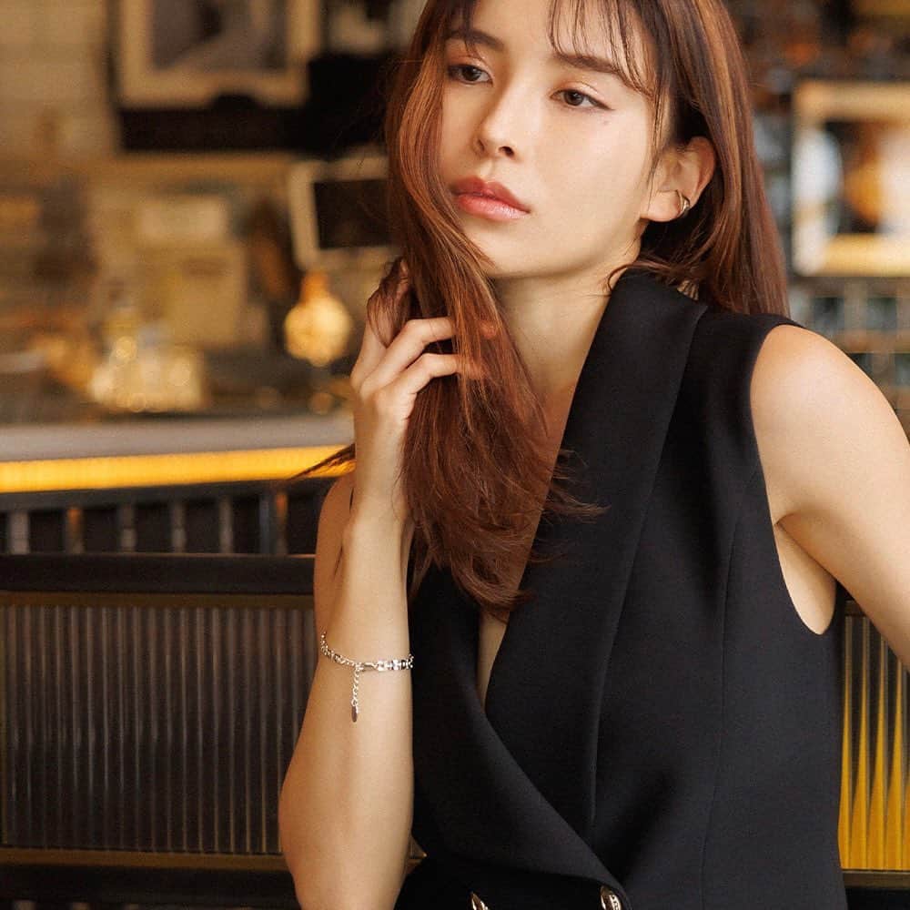 デュラスアンビエントのインスタグラム：「#ショールカラージレドレス <White, Black> 【7/31(MON)20:00-】  厚手の生地は、高級感の漂うマットな仕上がりで、ポケット口にはさり気なくサテンをあしらい、上品に着地した端正なジレドレス。  アウターとしてはもちろん、ワンピースとして一枚でも楽しめるよう、目立ちにくいスナップボタンをつけ、はだけない仕様に仕上げました。  ＿＿＿＿＿＿＿＿＿＿＿ ✔︎ @ambient_styling #AMBIENT #ambient_official #ambientstyle #アンビエント #ワンピース #お呼ばれドレス #黒ドレス」