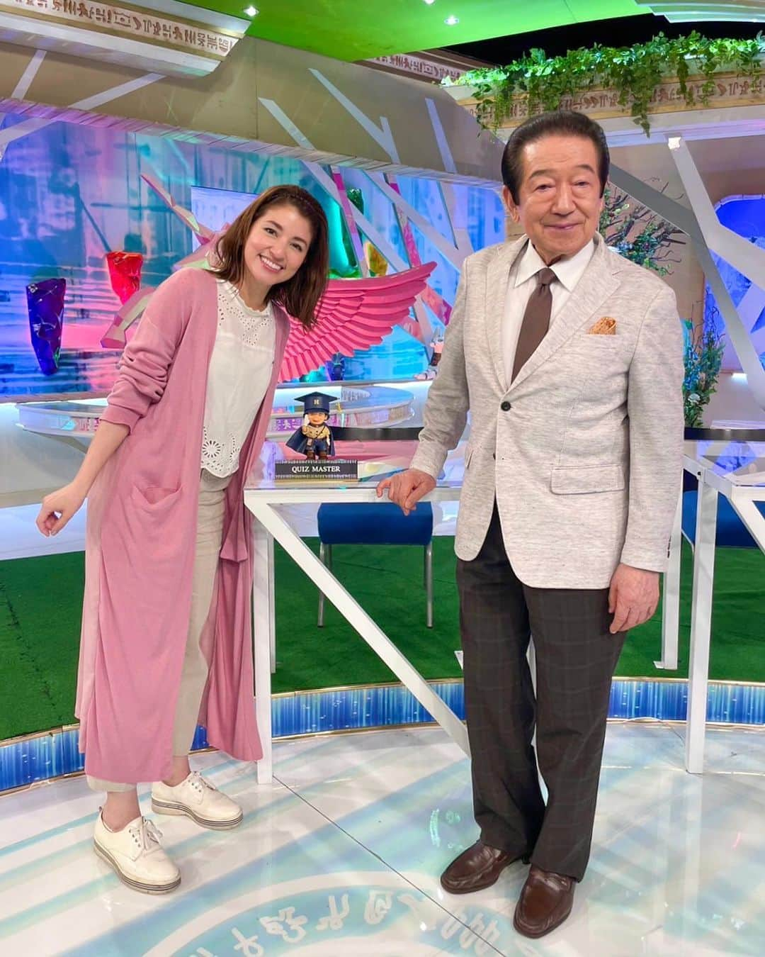 比嘉バービィさんのインスタグラム写真 - (比嘉バービィInstagram)「いよいよ、今夜放送です！  写真はスタジオ収録見学に行った時のもの✨ 草野仁さんとの2ショットは、アゼルバイジャン&ジョージアのロケぶり📷 厚かましくもクイズマスターの席に座らせていただきました🧑‍🏫  さぁ、みんなは何問正解できるかな？  お楽しみに♪  2023年7月22日(土)21:00〜 「夏休みスペシャル 地球の奇跡をめぐるアフリカ大冒険！」 . . . #世界ふしぎ発見 #ミステリーハンター #私はロケ担当 #ボツワナ #サファリ #アフリカ大陸 #マカディカディパン #オカバンゴデルタ  #Botswana #botswanasafari  #makgadikgadi #okavangodelta」7月22日 17時45分 - barby724