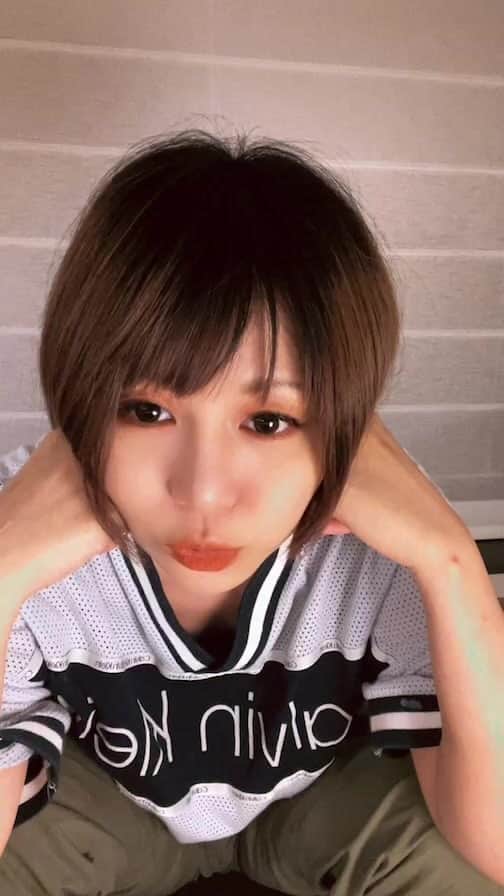 蜷川べにのインスタグラム：「元気があれば何でも出来る|ω`) ！！インスタ色々改造してハイライトからファングッズサイト入れるようになったんで見てね(」°ﾛ°)｣ホテルのお部屋配信でした！！配信終わりのまた連絡するね～は草。」