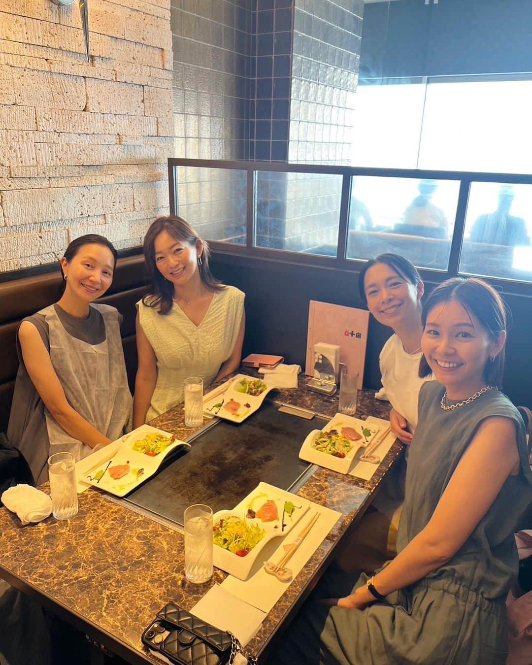 ナオのインスタグラム：「展示会あとはランチ&お茶😊  純ちゃんがおしゃべりしながら愛可ちゃんの髪の毛を編み込みしてた^ ^ すご〜い 素敵✨  なんだかこんなふうに過ごしてると学生時代みたいだね。  もう少し息子が大きくなったら旅行とか行きたいなぁ〜  この日着ていたオールインワンは 昨年か2年前の　@uncrave_official  今年初おろししました^ ^ バックスタイルが可愛いのです。 たまたま、あゆみちゃんが撮ってくれてた✨ 今年はたくさん着よう☺️」