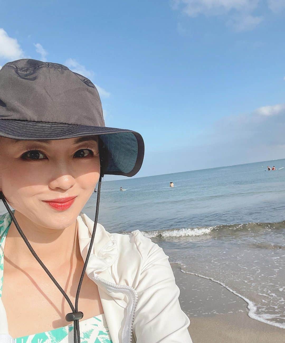 のインスタグラム：「今日は息子の11歳の誕生日🎂 海に行きたいという息子の願いを叶えるべく、昨夜は鎌倉に泊まり今日は朝早くから由比ヶ浜へ。 空いている時間帯に大満喫できました😄  今夜はリクエストの鰻のパエリアを作る予定です😉 #11歳誕生日おめでとう #鎌倉#由比ヶ浜#パエリアでお祝い」