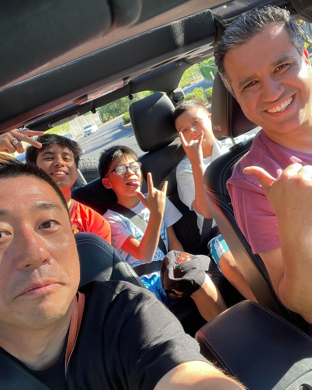 小林拓一郎のインスタグラム：「ペドロはいつも一家総出で歓迎してくれるんです。  そして、いっつも90s、自分たちの青春時代の音楽をガンガン流してくれます笑  ツナくんもお礼に折り紙をプレゼント。  朝はシスターズ散歩して、昼からはポートランドのHawthorn Aveで古着を購入。  さあ、明日の朝イチのフライトでまずはシアトル、その後、帰国いたします！  #portland #travelportland  #oregon #traveloregon  #loveitportland  #loveitportlandoregon  #ポートランド #オレゴン」