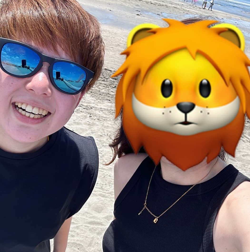 小野崎玲皇のインスタグラム：「お友達と海に行ってきました🦁🌊 夏のはじまりです🌊」